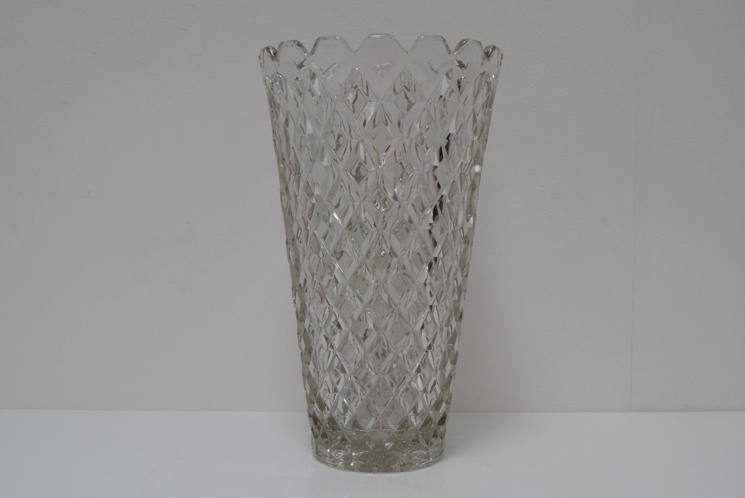 Mid-Century Modern Vase en verre du milieu du siècle, par Glasswork, Novy Bor, années 1960.  en vente