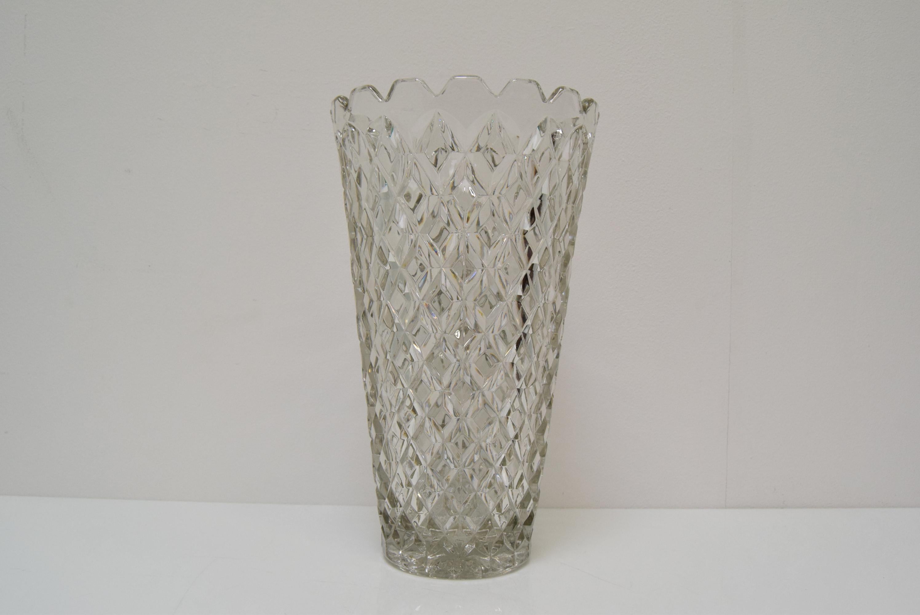 Midcentury Glass Vase, by Glasswork Novy Bor, 1960s In Good Condition For Sale In Praha, CZ