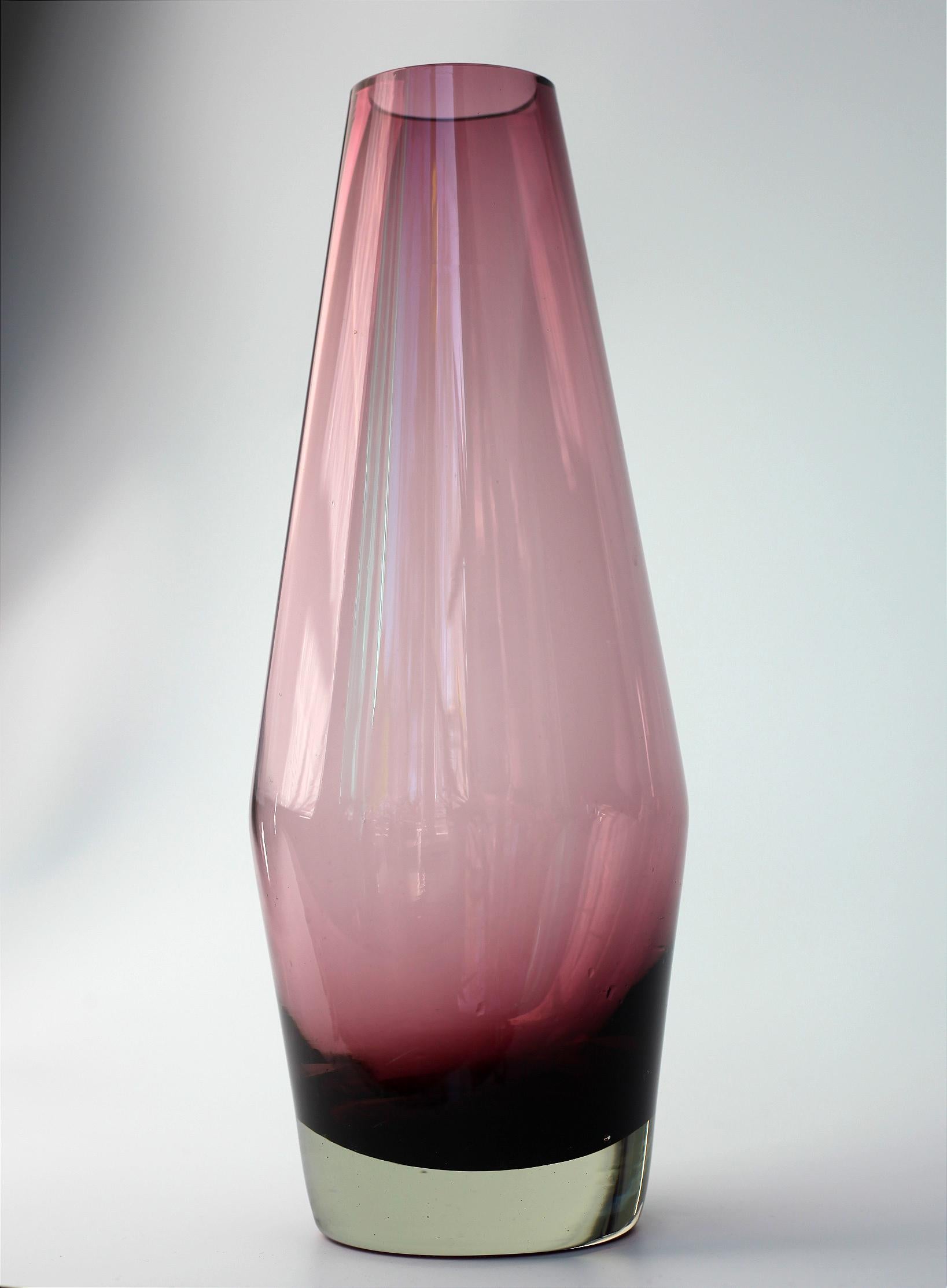 Vase aus Glas aus der Mitte des Jahrhunderts von Tamara Aladin für Riihimaen Lasi. (Moderne der Mitte des Jahrhunderts) im Angebot