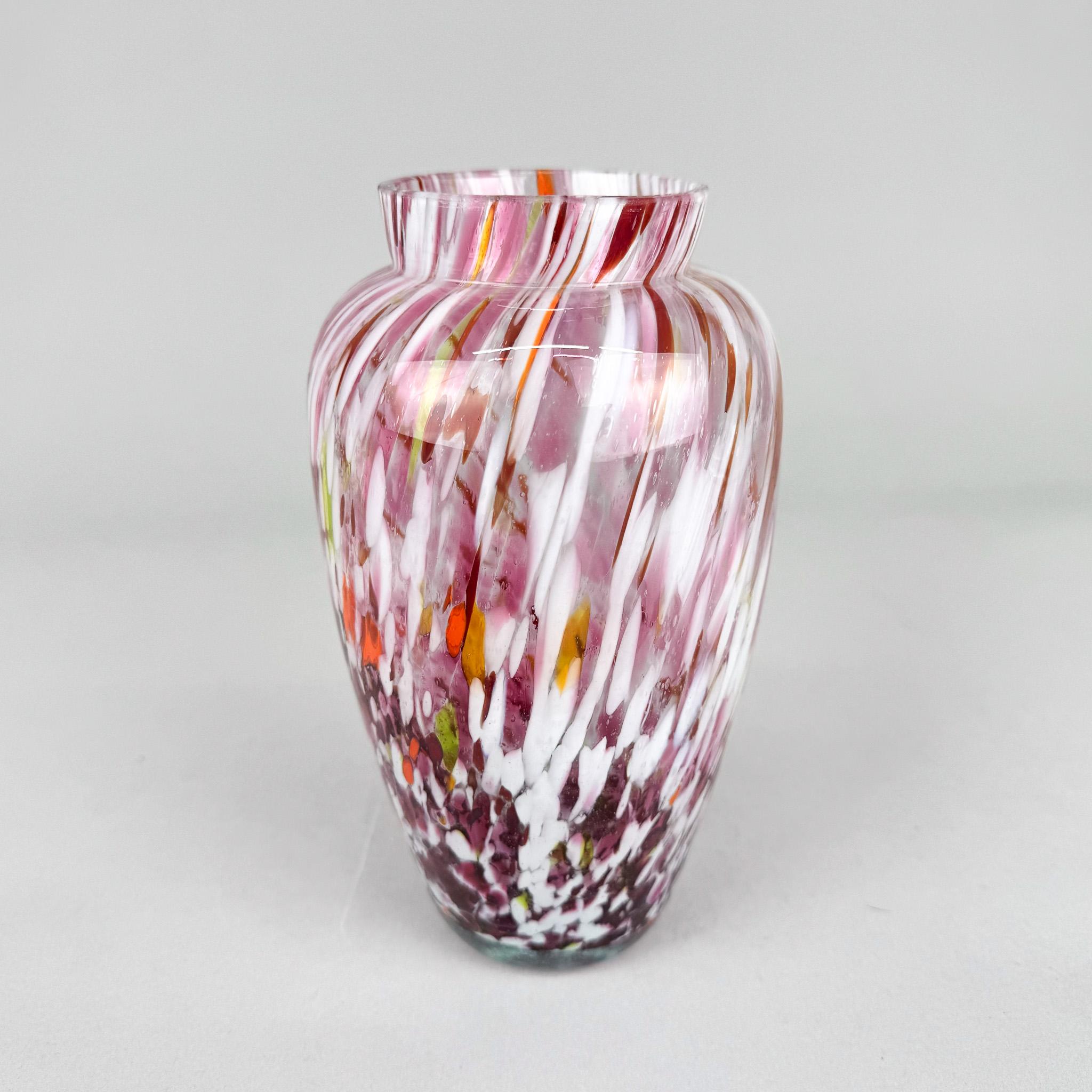 Jarrón vintage de cristal soplado a mano, fabricado en Alemania en la década de 1970.