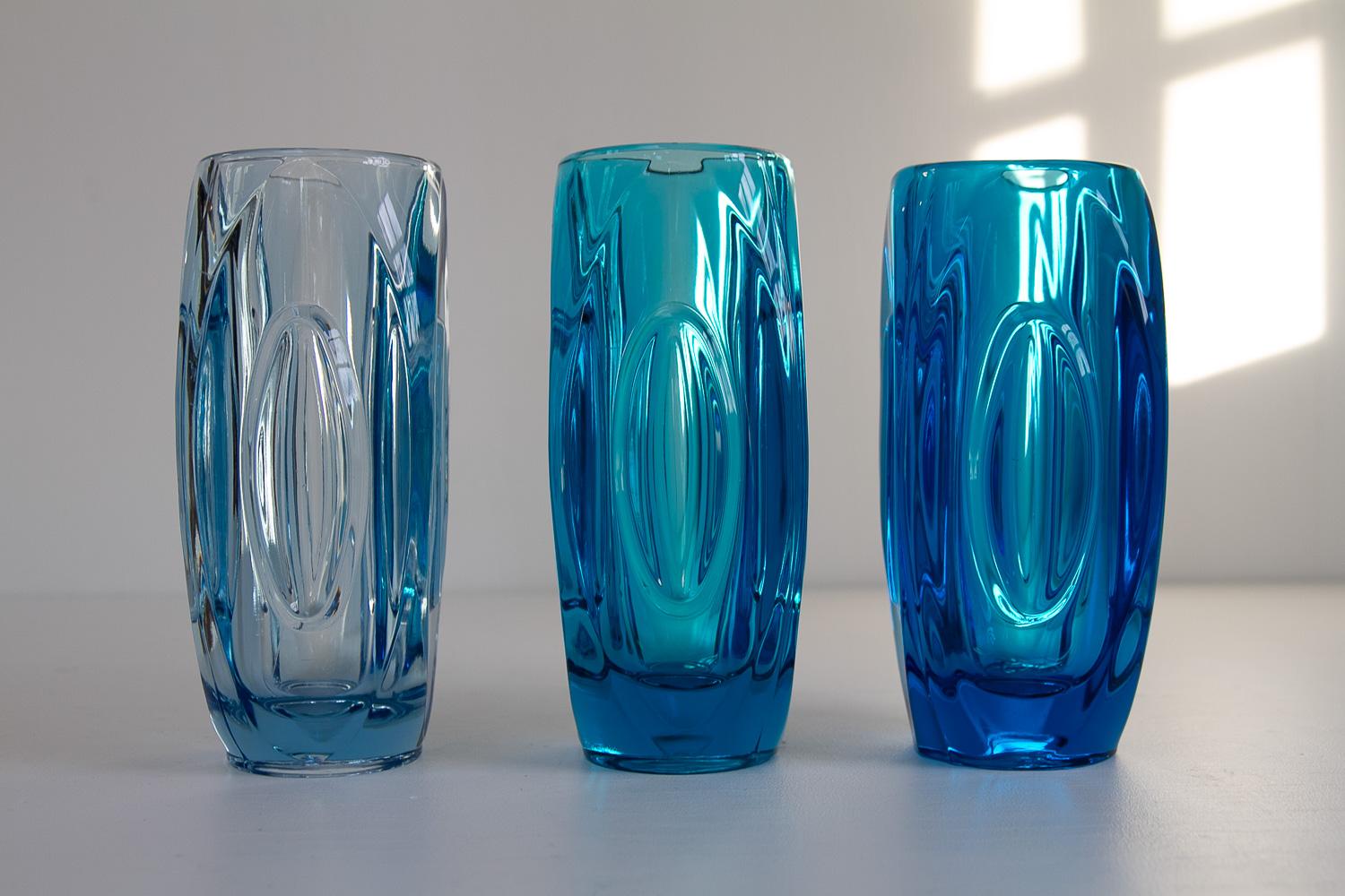 Vasi in vetro di Rudolf Schrötter per SkLO Union, 1950. Set di 3.

Set di tre vasi in vetro pressato disegnati da Rudolf Schröt(t)er e prodotti dalla Sklo Union Rosice negli anni '50 nell'ex Cecoslovacchia. Model No. 914 in formato grande, tre
