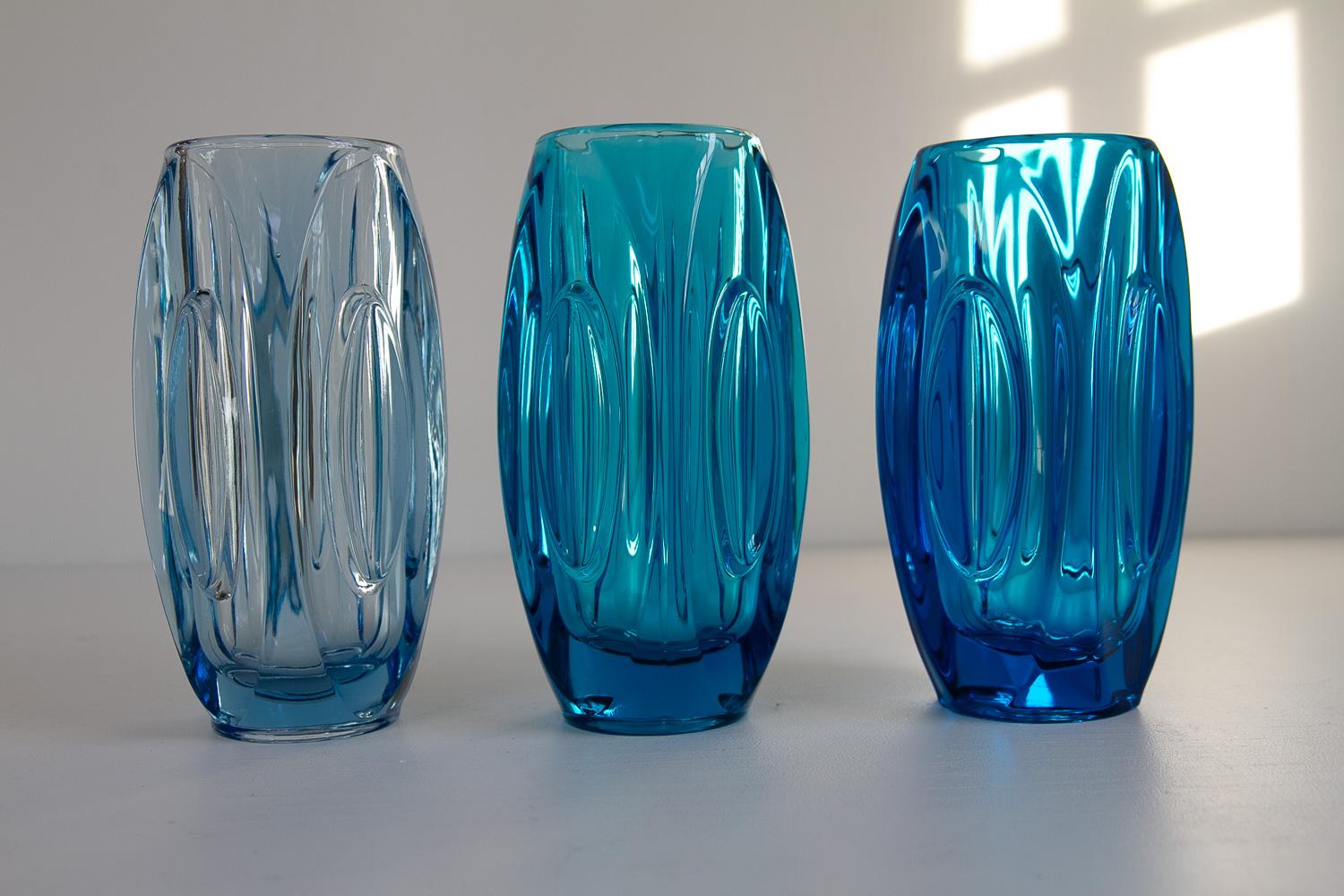 Mid-Century moderno Vasi in vetro di metà secolo di Rudolf Schrötter per SkLO Union, anni '50. Set di 3. in vendita