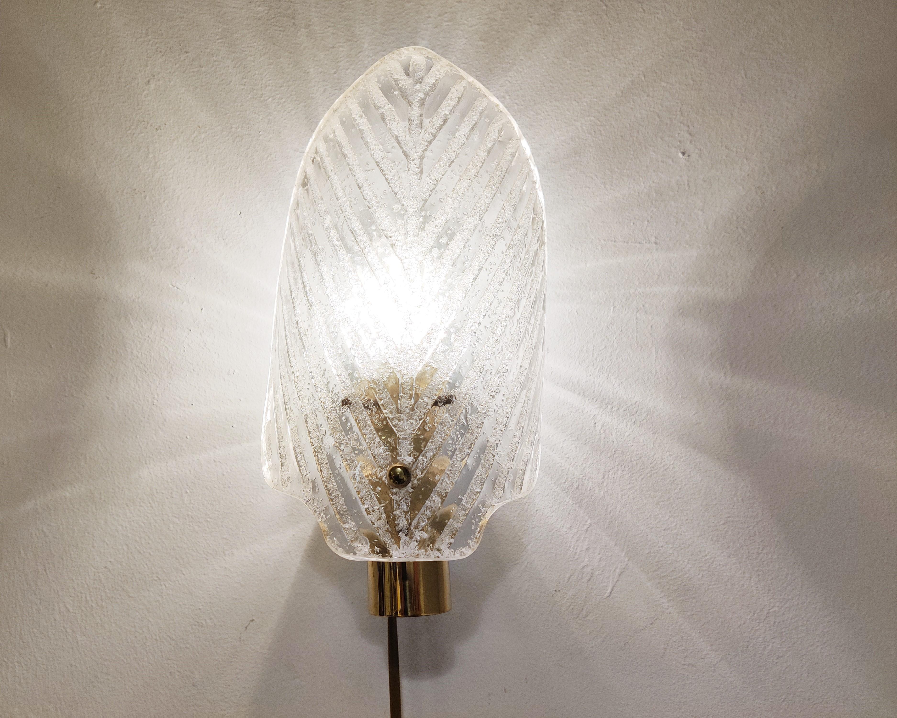 Mid century brass leaf shaped glass wall lamps in the style of Kalmar.

Beautifully designed glass shades with brass fittings.

The lamps emit a lovely diffuse light.

Very good condition

*Price is per piece, w e have 3 pieces in stock

1960s -