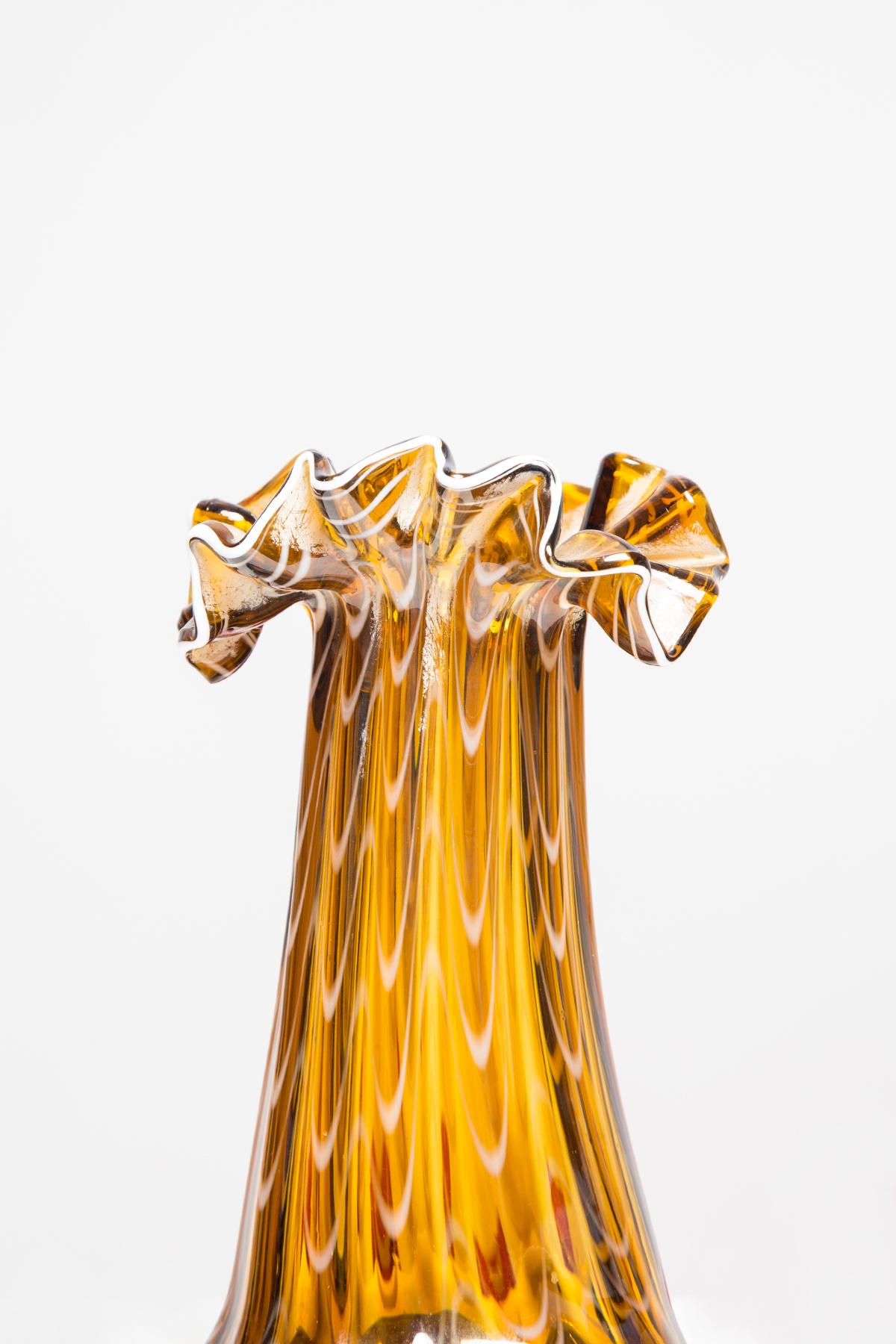 Kleine gelb-weiße Glasvase mit Rüsche aus der Jahrhundertmitte, Europa, 1960er Jahre im Zustand „Gut“ im Angebot in 05-080 Hornowek, PL