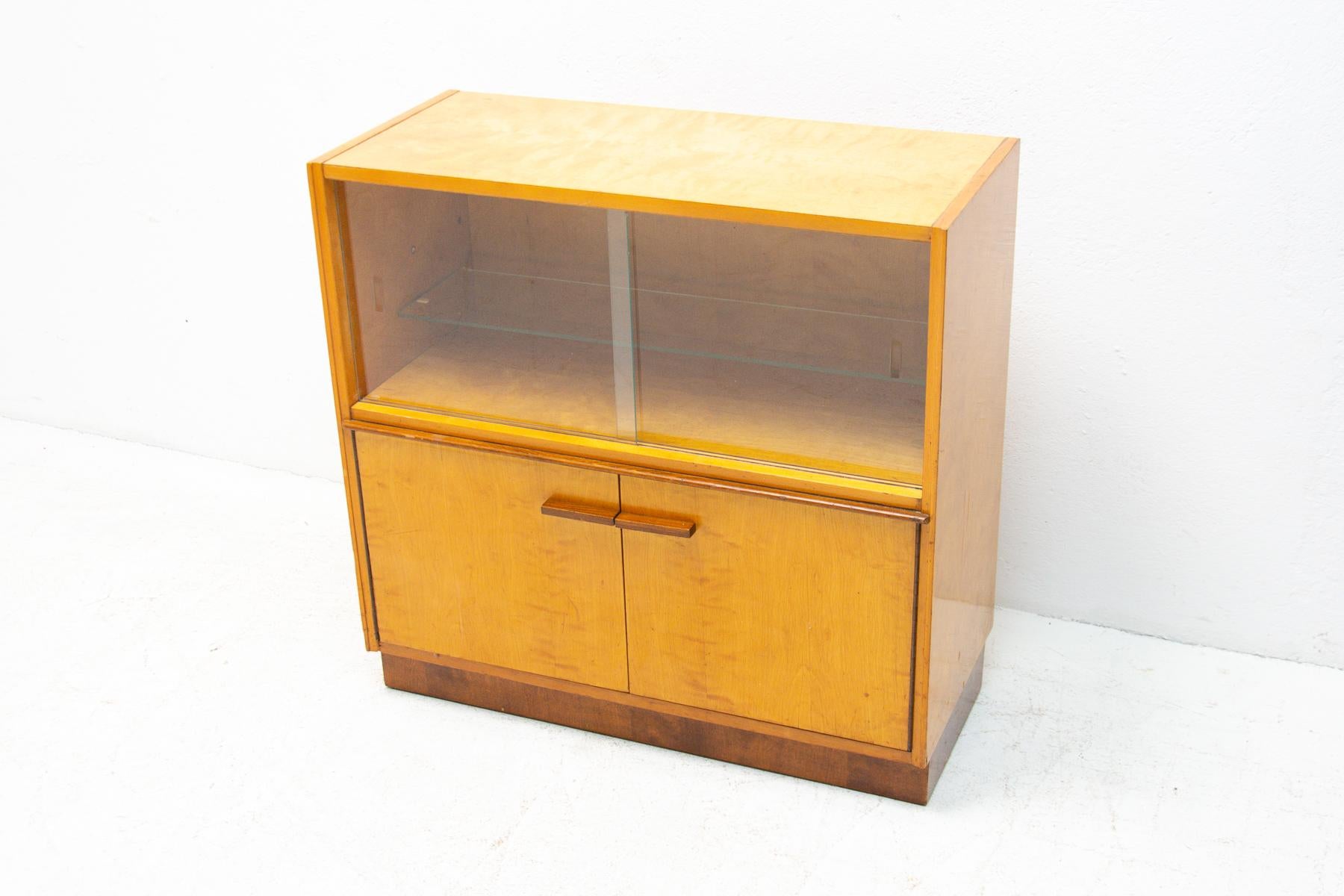 Mid Century Glazed Cabinet, UP Závody, Czechoslovakia, 1960´S In Good Condition For Sale In Prague 8, CZ