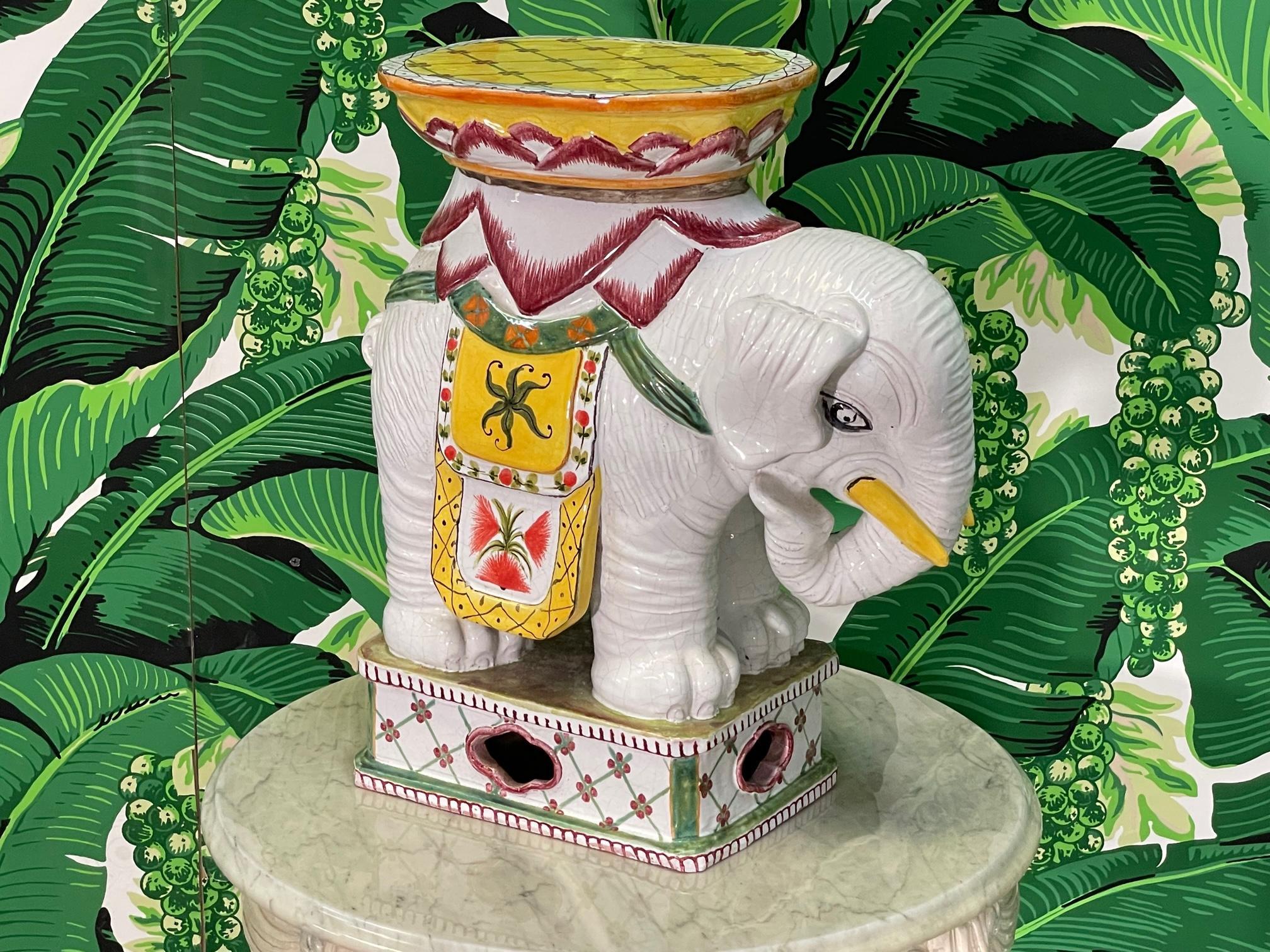 Hollywood Regency Tabouret de jardin éléphant en céramique émaillée du milieu du siècle en vente