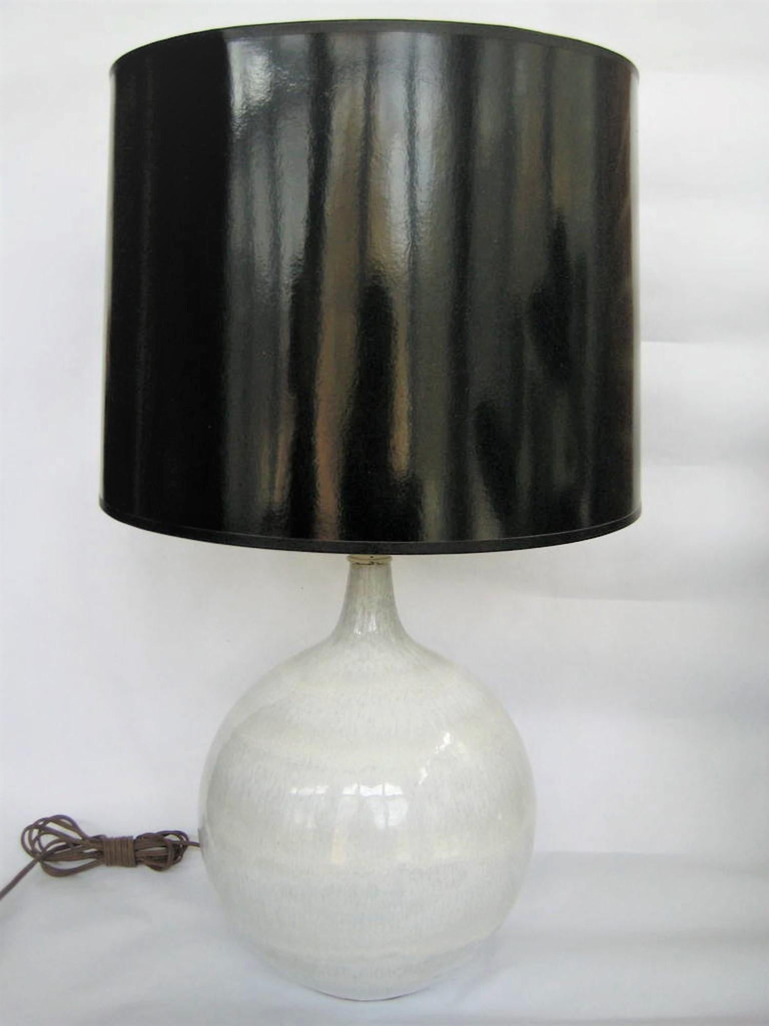 Midcentury 1960s glazed pottery table lamp. Heavy substantial weight pottery base. Very good original condition.

Measurements:
Complete height bottom to finial 25.75

Width of base: 9.5