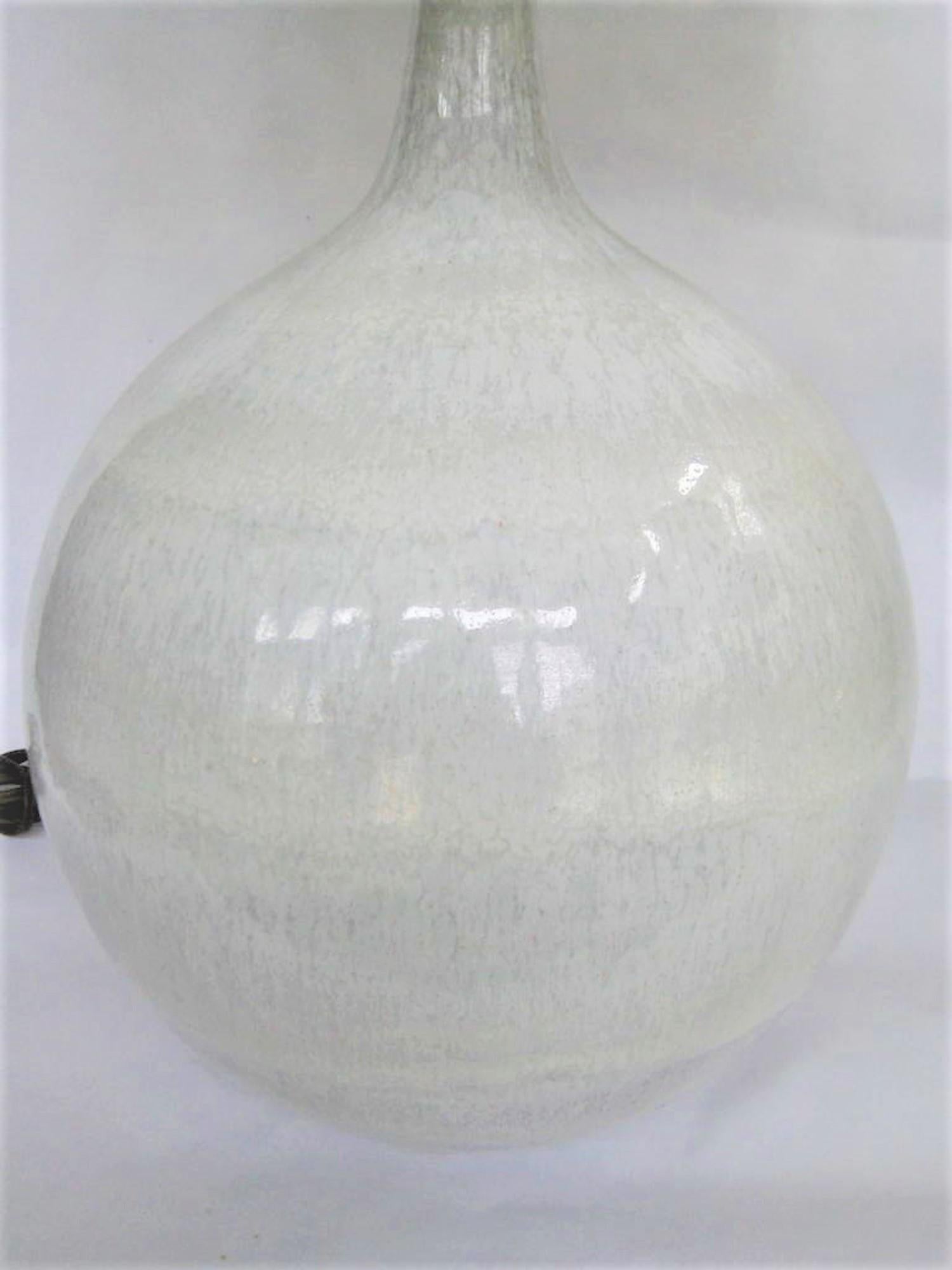 Mid Century Glazed Ceramic Pottery Orb Globe Table Lamp In Excellent Condition For Sale In New York, NY