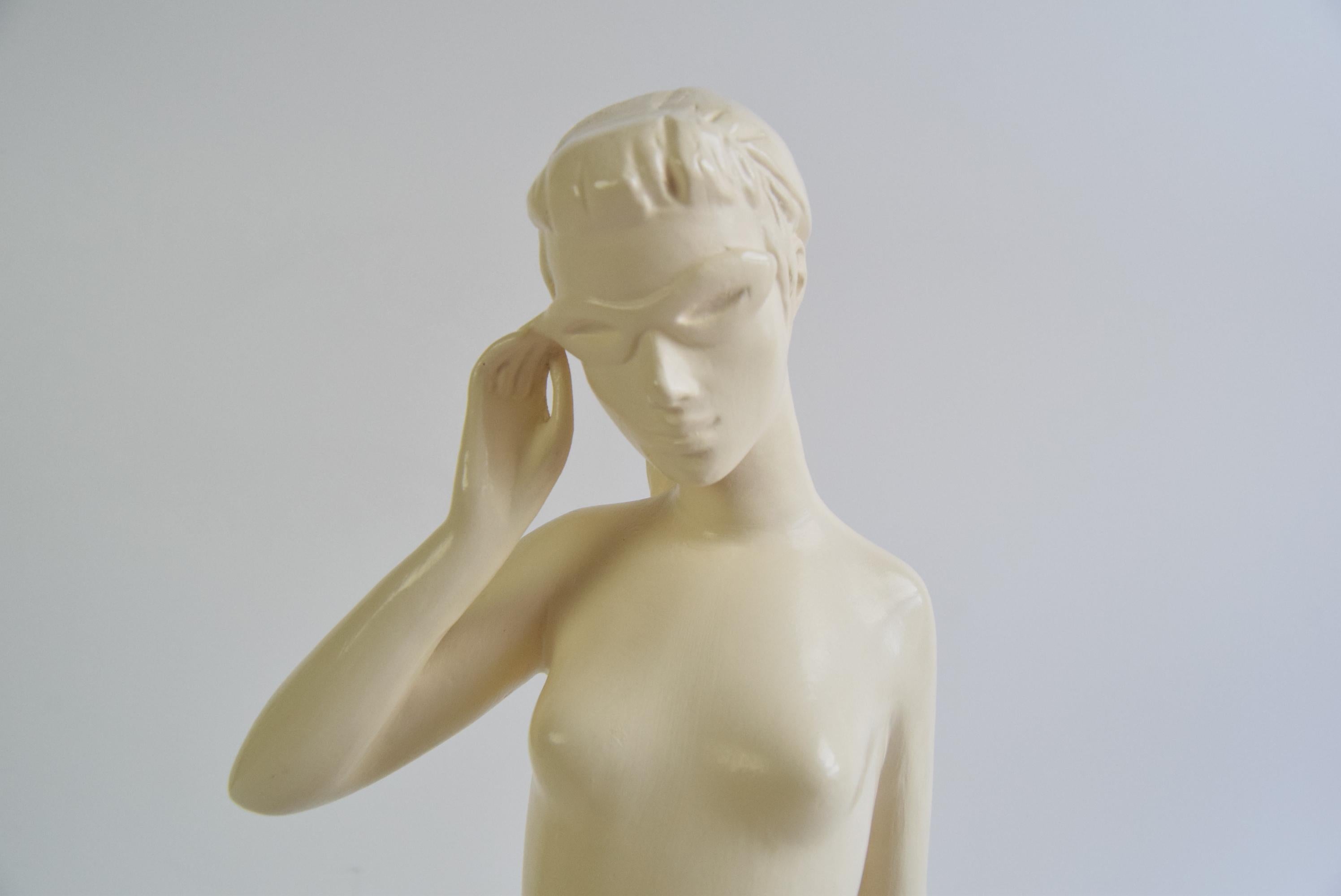 Escultura de cerámica esmaltada de mediados de siglo Mujer desnuda, Jihokera, años 50. en venta 2