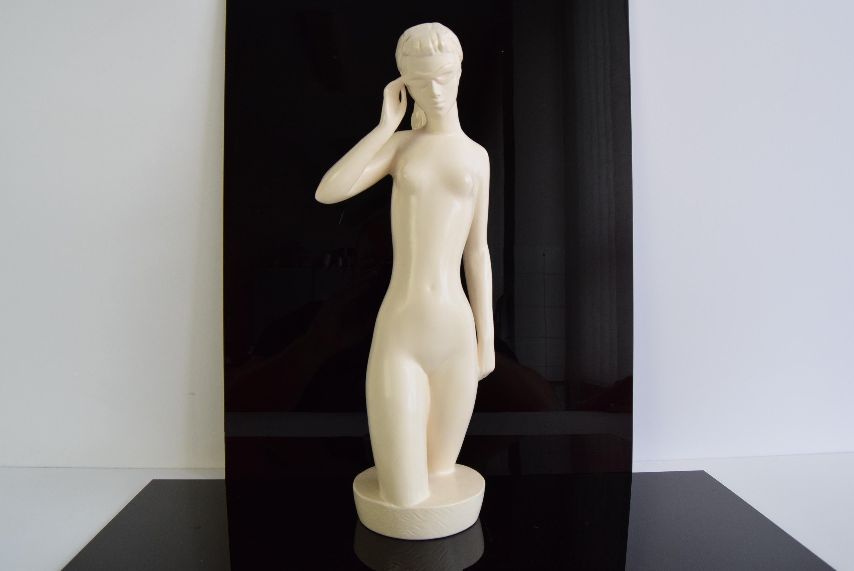 Escultura de cerámica esmaltada de mediados de siglo Mujer desnuda, Jihokera, años 50. en venta 3