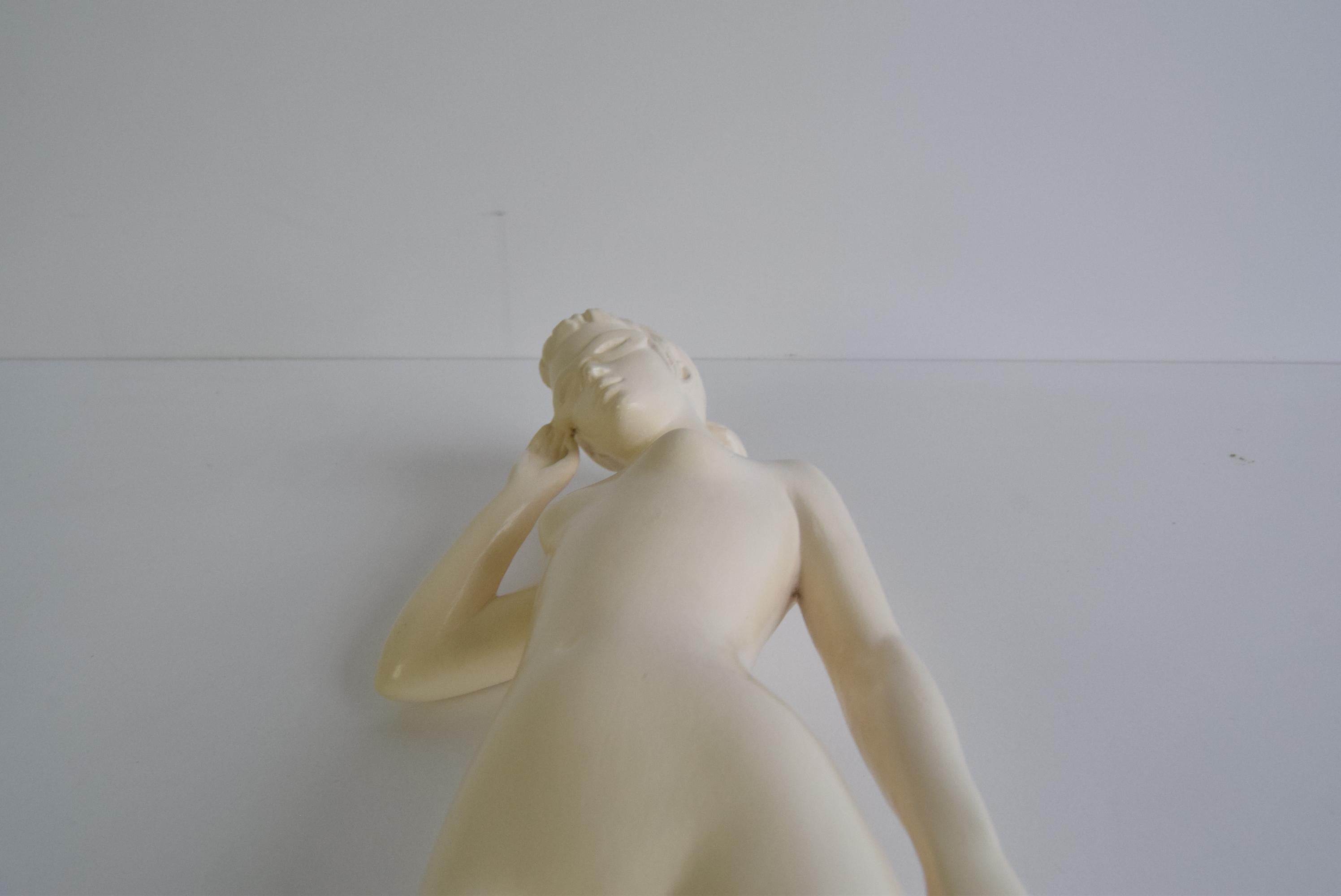 Escultura de cerámica esmaltada de mediados de siglo Mujer desnuda, Jihokera, años 50. en venta 5