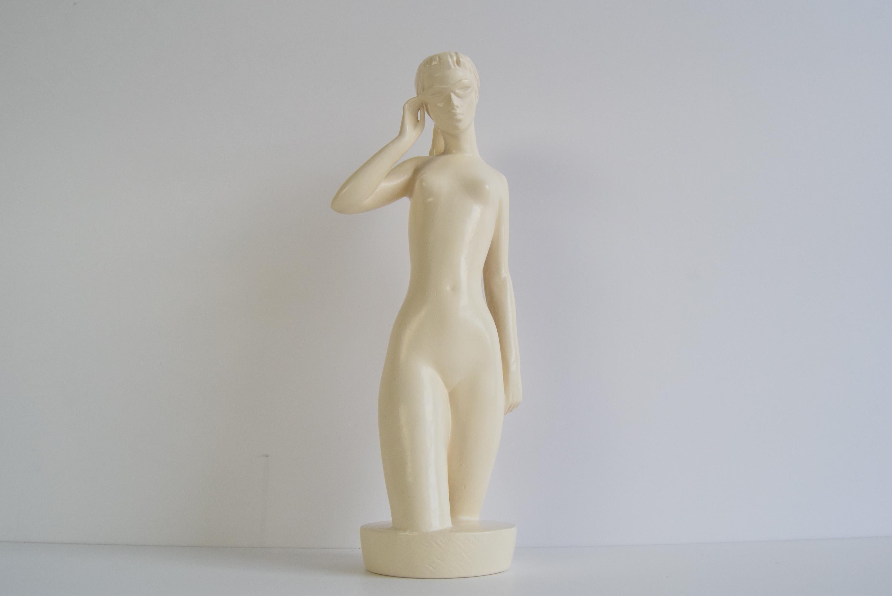 Escultura de cerámica esmaltada de mediados de siglo Mujer desnuda, Jihokera, años 50. Moderno de mediados de siglo en venta