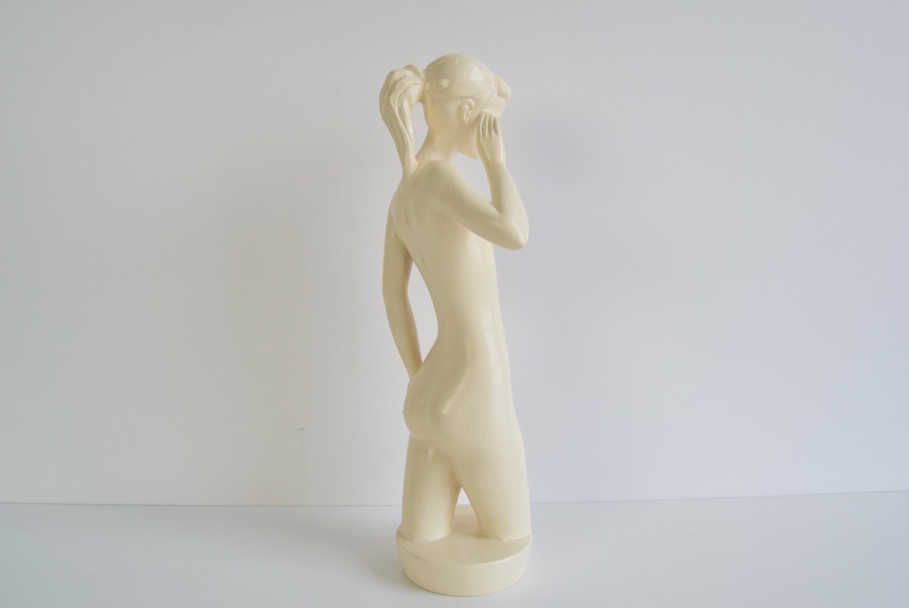 Escultura de cerámica esmaltada de mediados de siglo Mujer desnuda, Jihokera, años 50. Glaseado en venta