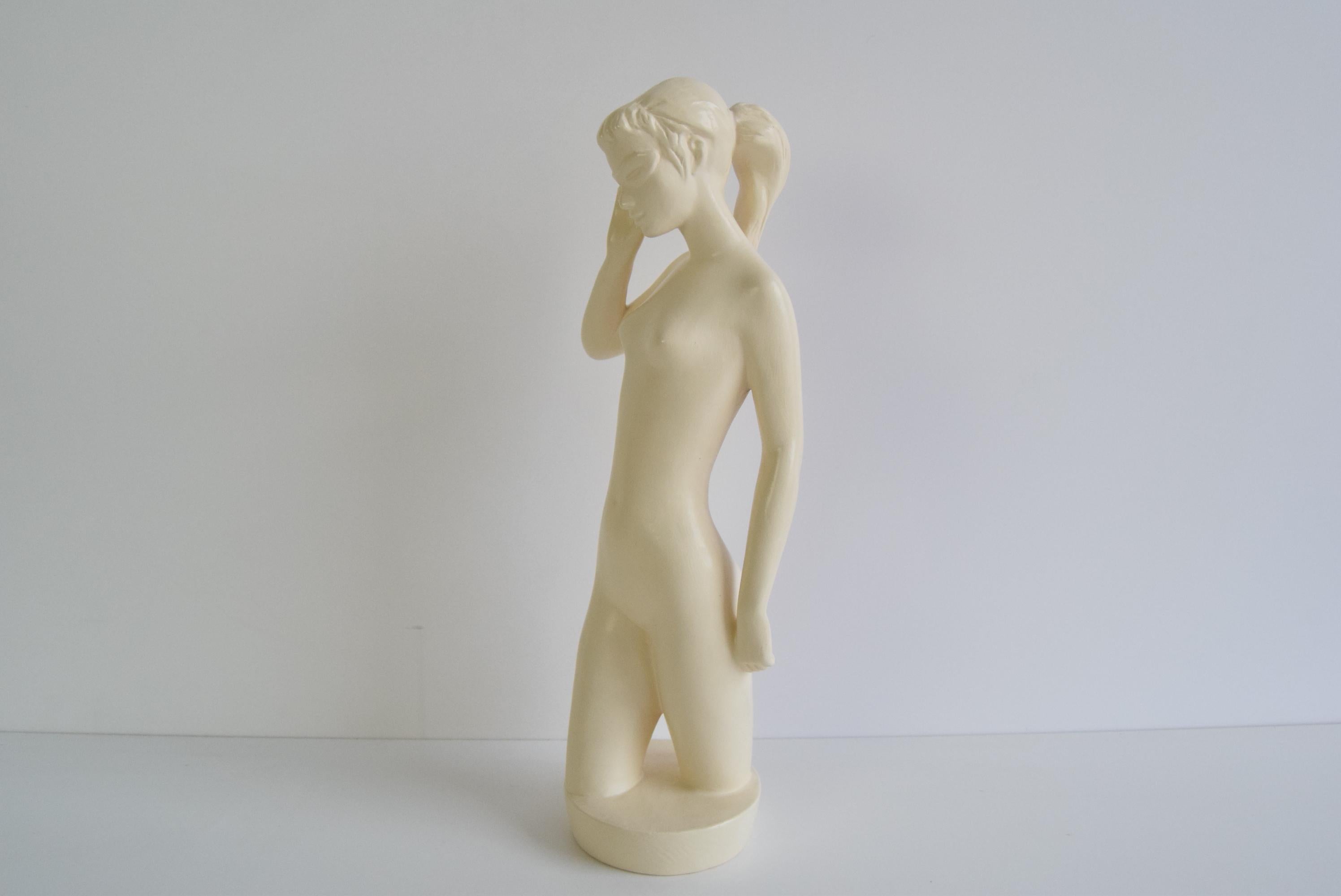 Escultura de cerámica esmaltada de mediados de siglo Mujer desnuda, Jihokera, años 50. Cerámico en venta
