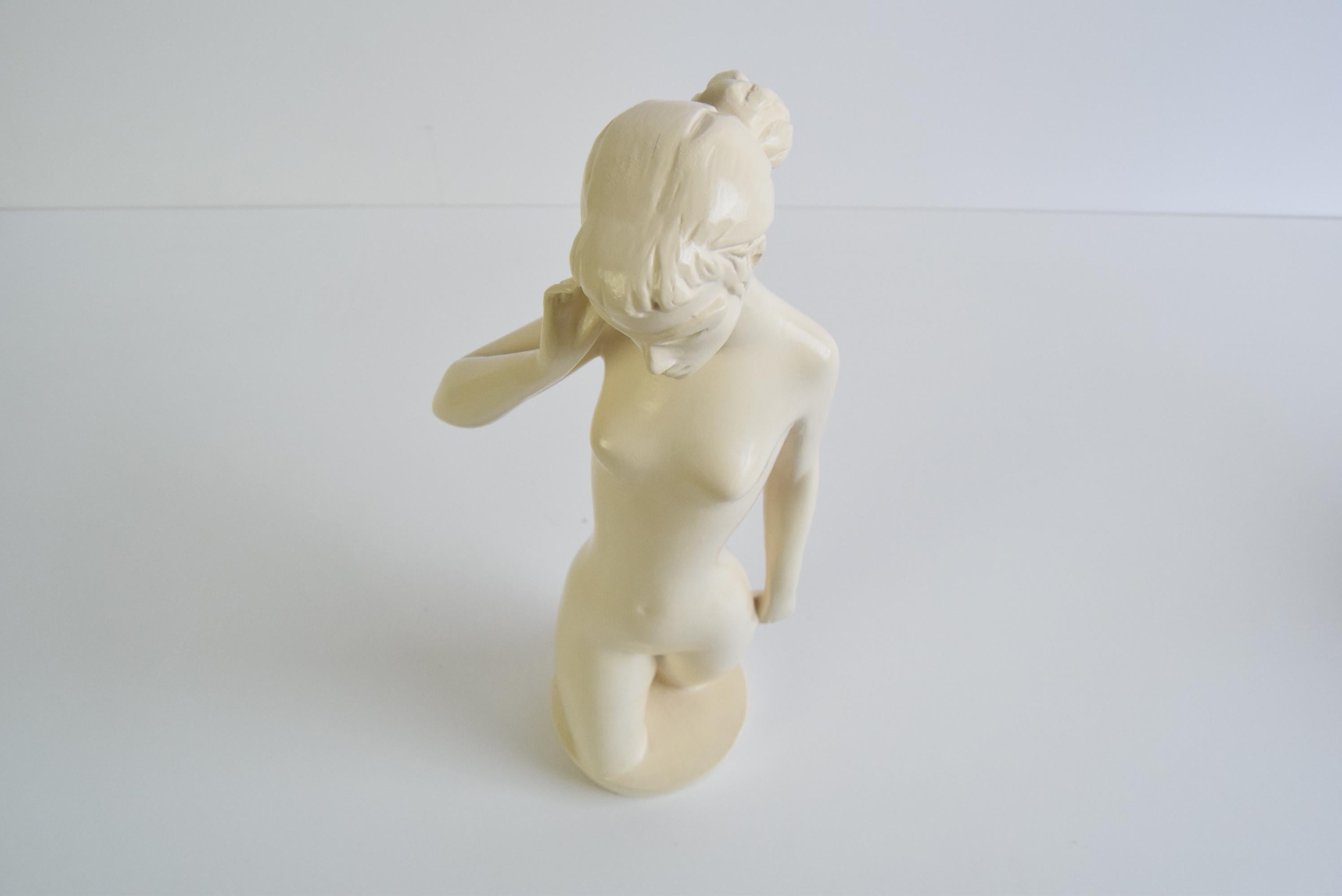 Escultura de cerámica esmaltada de mediados de siglo Mujer desnuda, Jihokera, años 50. en venta 1