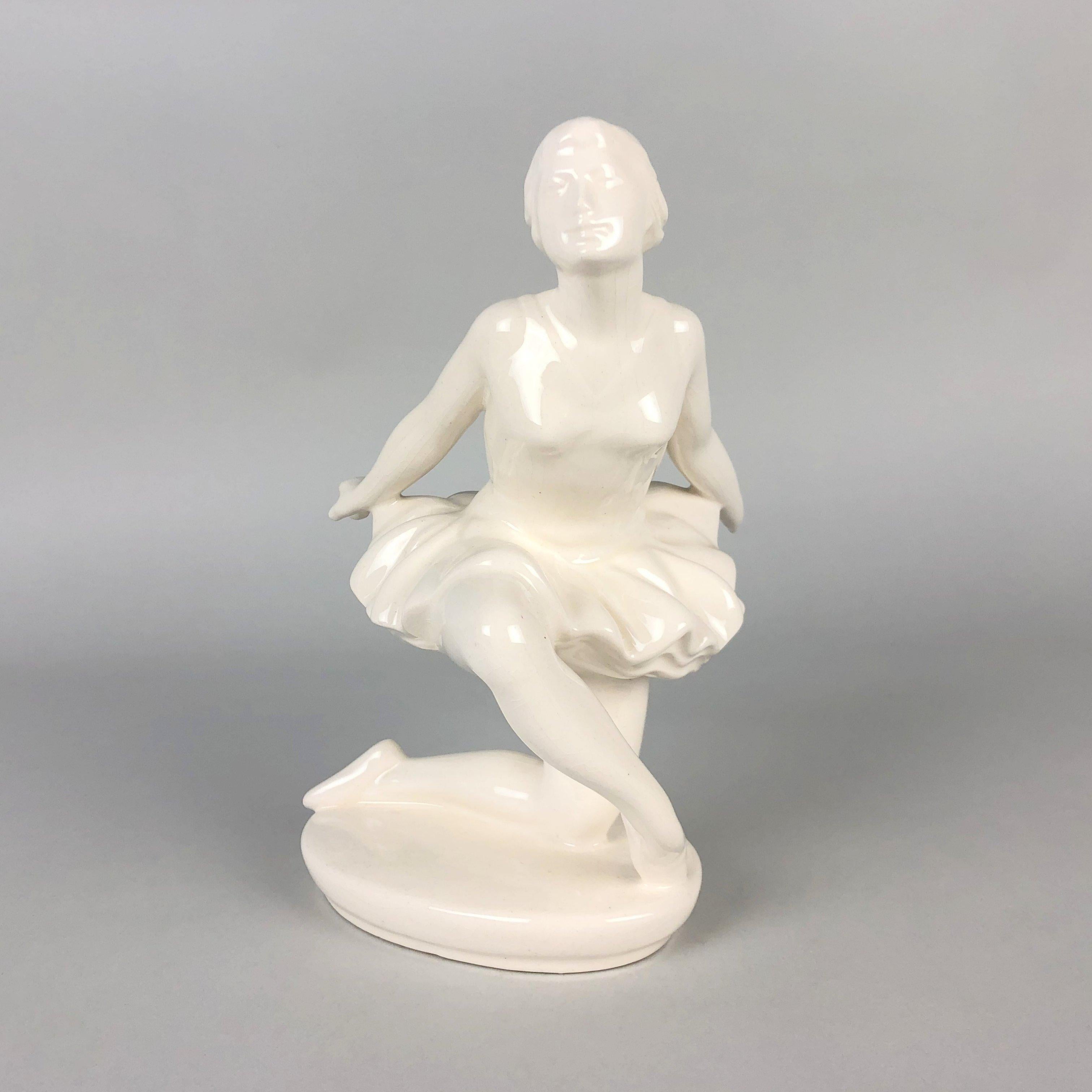 Mid-Century Modern Sculpture en céramique émaillée du milieu du siècle représentant une ballerine, Jihokera, années 1960 en vente