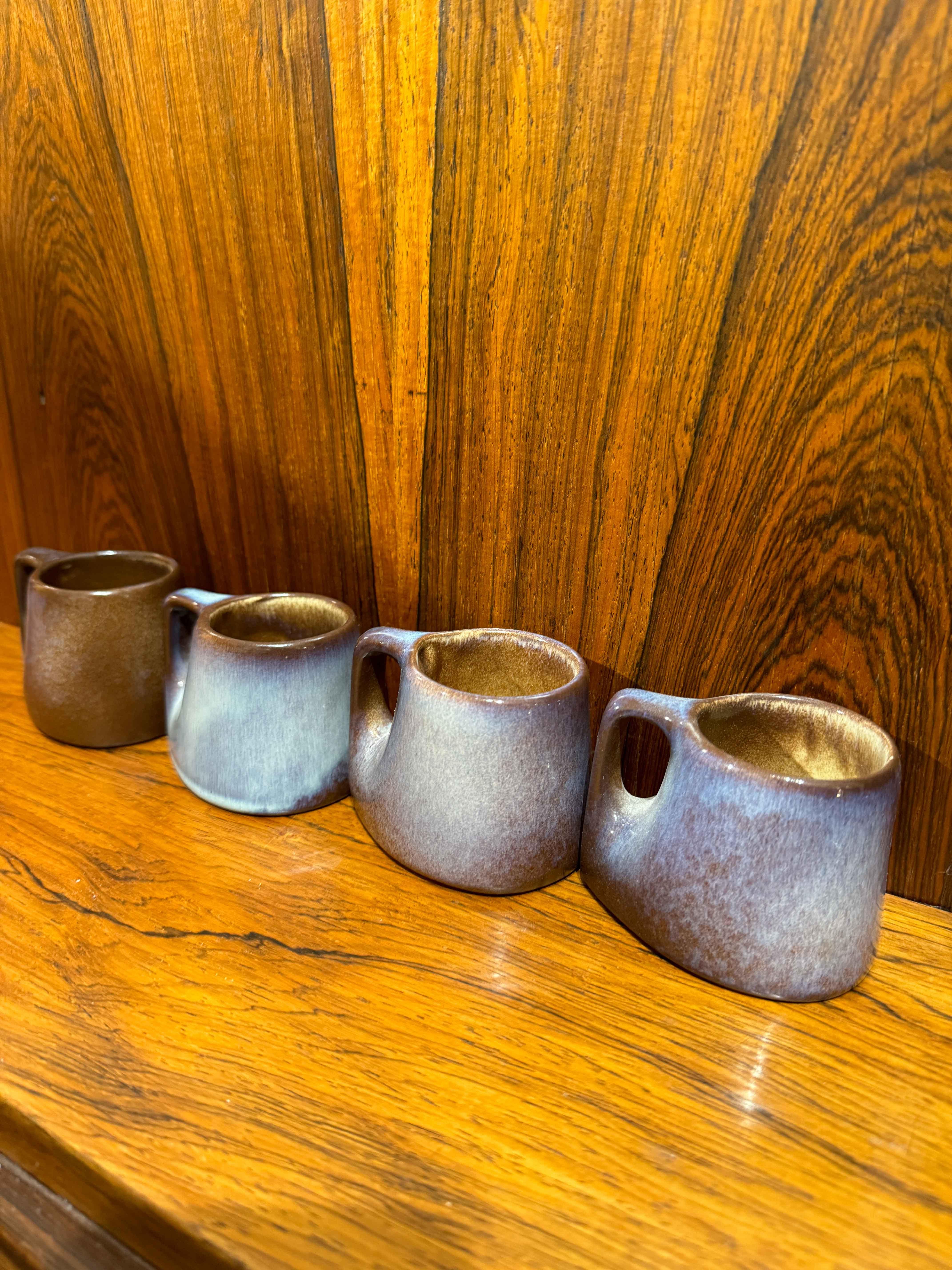Der Kauf dieses von Stocker signierten Teeservices aus glasierter Keramik aus der Mitte des Jahrhunderts kommt dem Erwerb eines funktionalen Kunstwerks gleich, das Schönheit und Zweckmäßigkeit nahtlos miteinander verbindet. Dieses Teeservice wurde