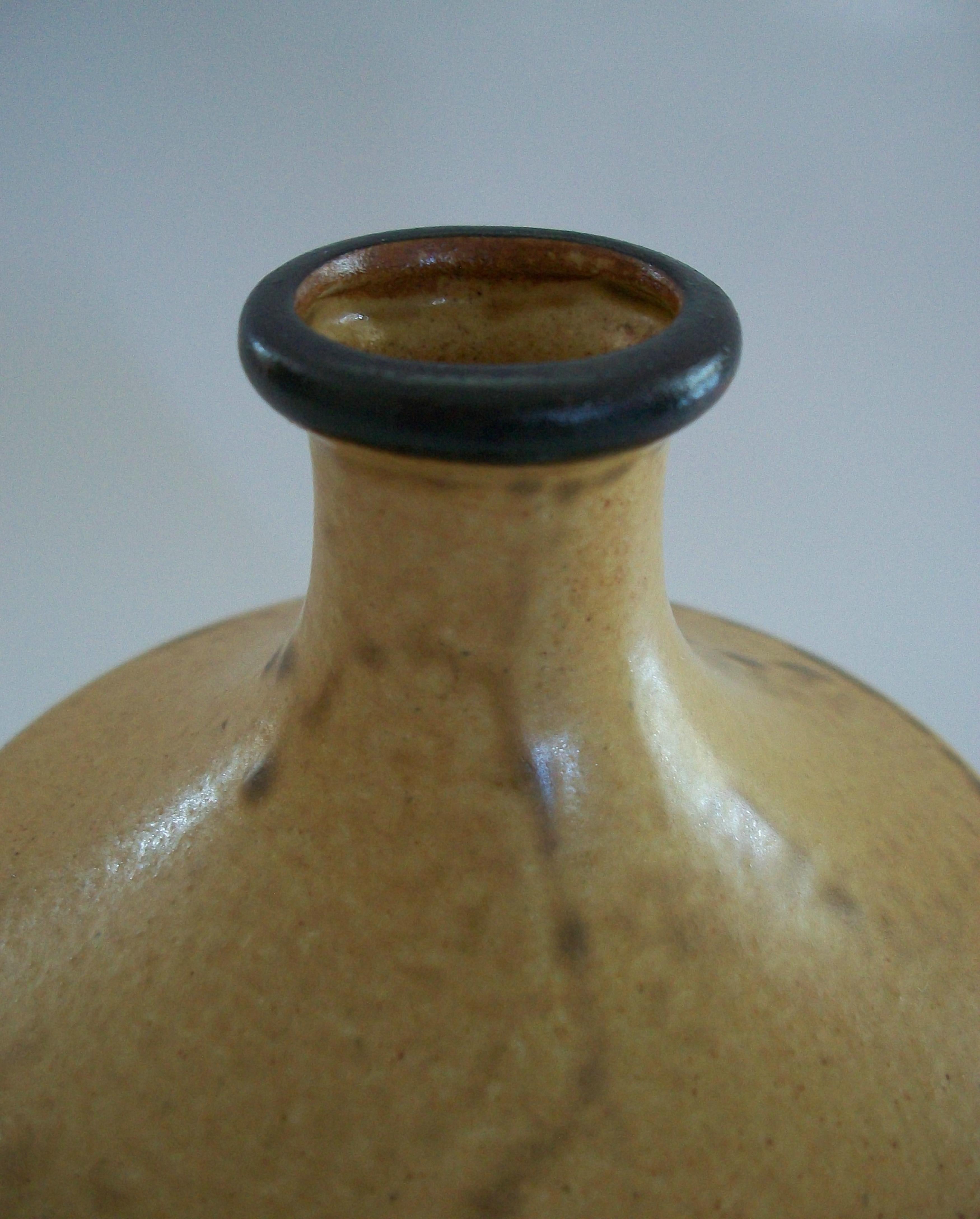Vaso in ceramica smaltata di metà secolo con strisce dipinte - Giappone - Circa anni '50 in vendita 2
