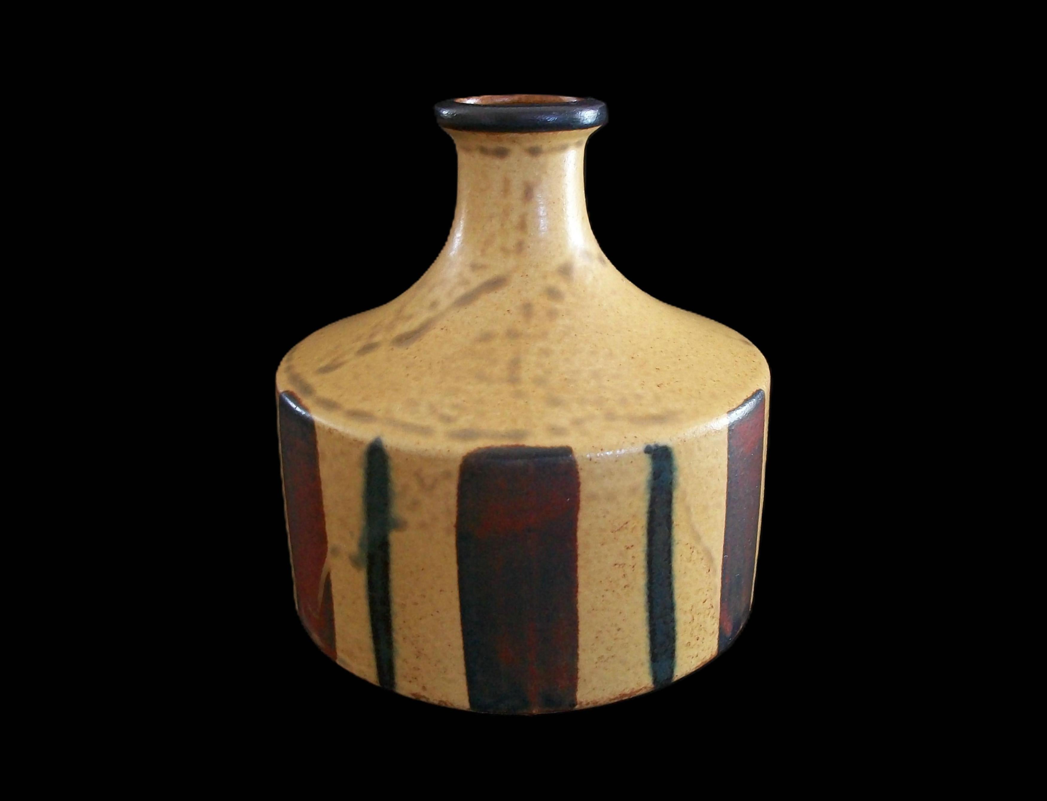 Vaso in ceramica smaltata di metà secolo con strisce dipinte - Giappone - Circa anni '50 in vendita 5
