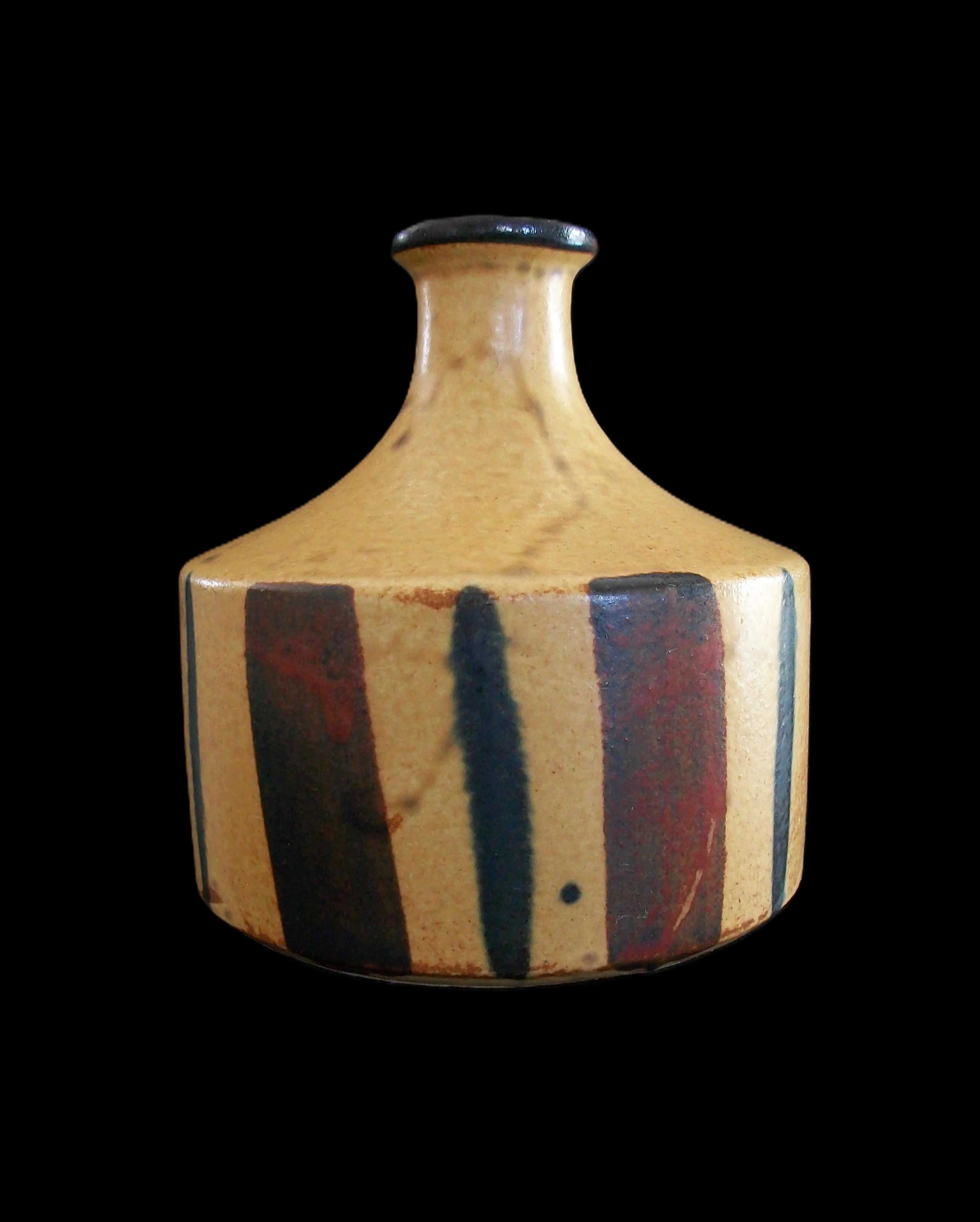 Vaso in ceramica smaltata di metà secolo con strisce dipinte - Giappone - Circa anni '50 in vendita 7