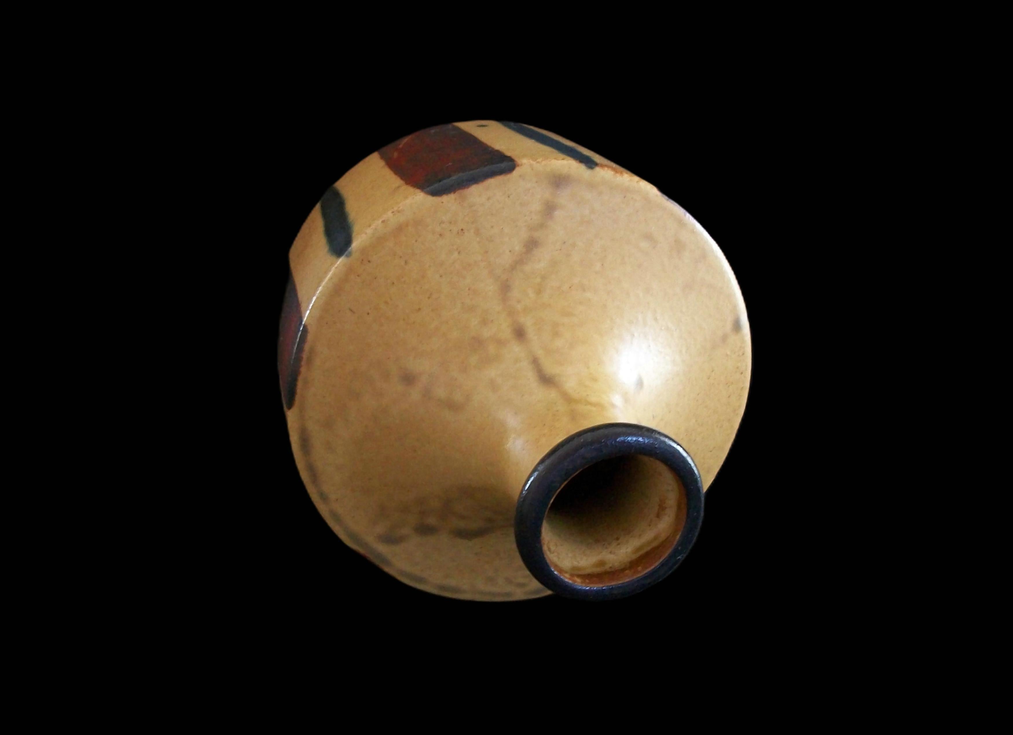 Vaso in ceramica smaltata di metà secolo con strisce dipinte - Giappone - Circa anni '50 in vendita 8