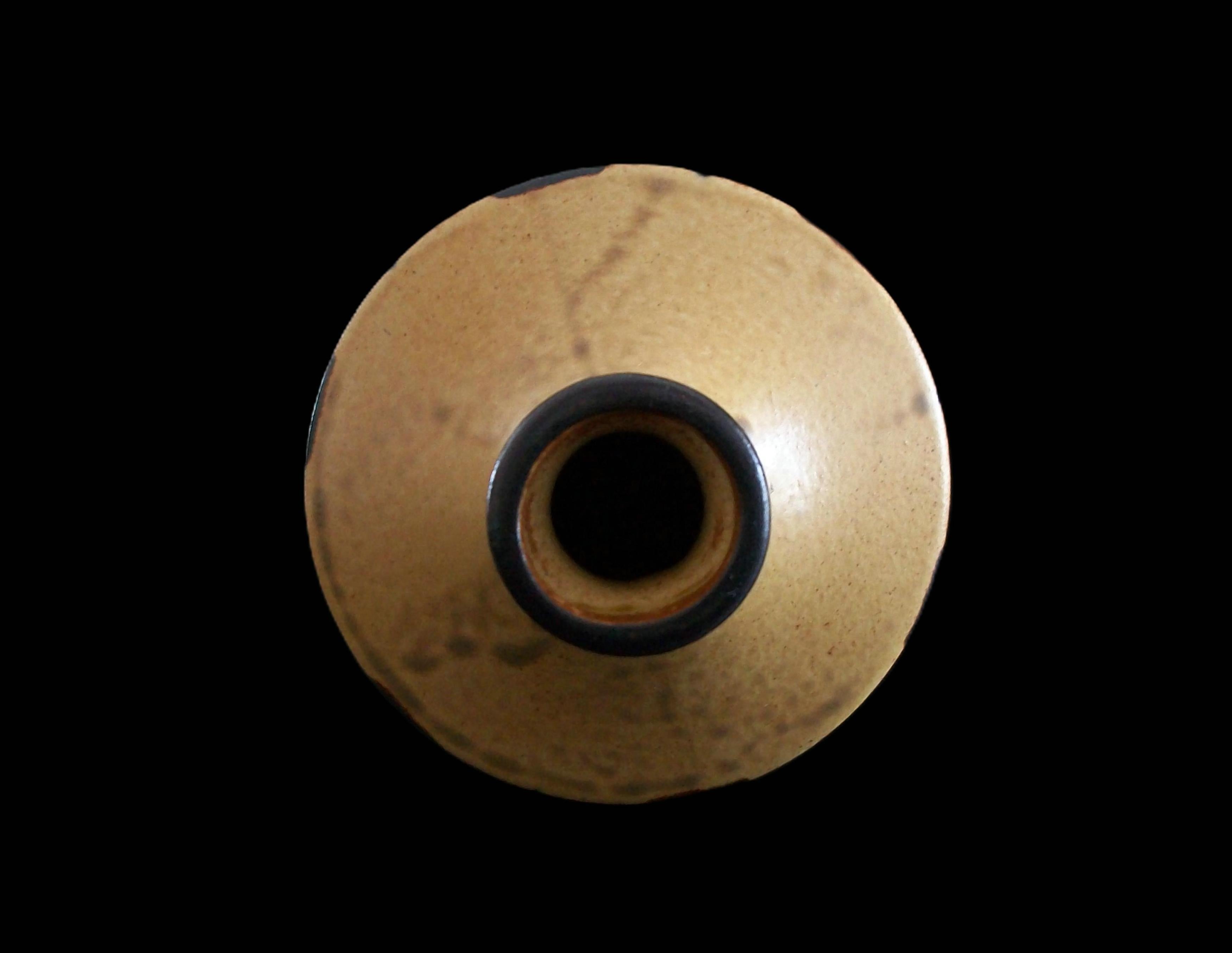 Vaso in ceramica smaltata di metà secolo con strisce dipinte - Giappone - Circa anni '50 in vendita 9