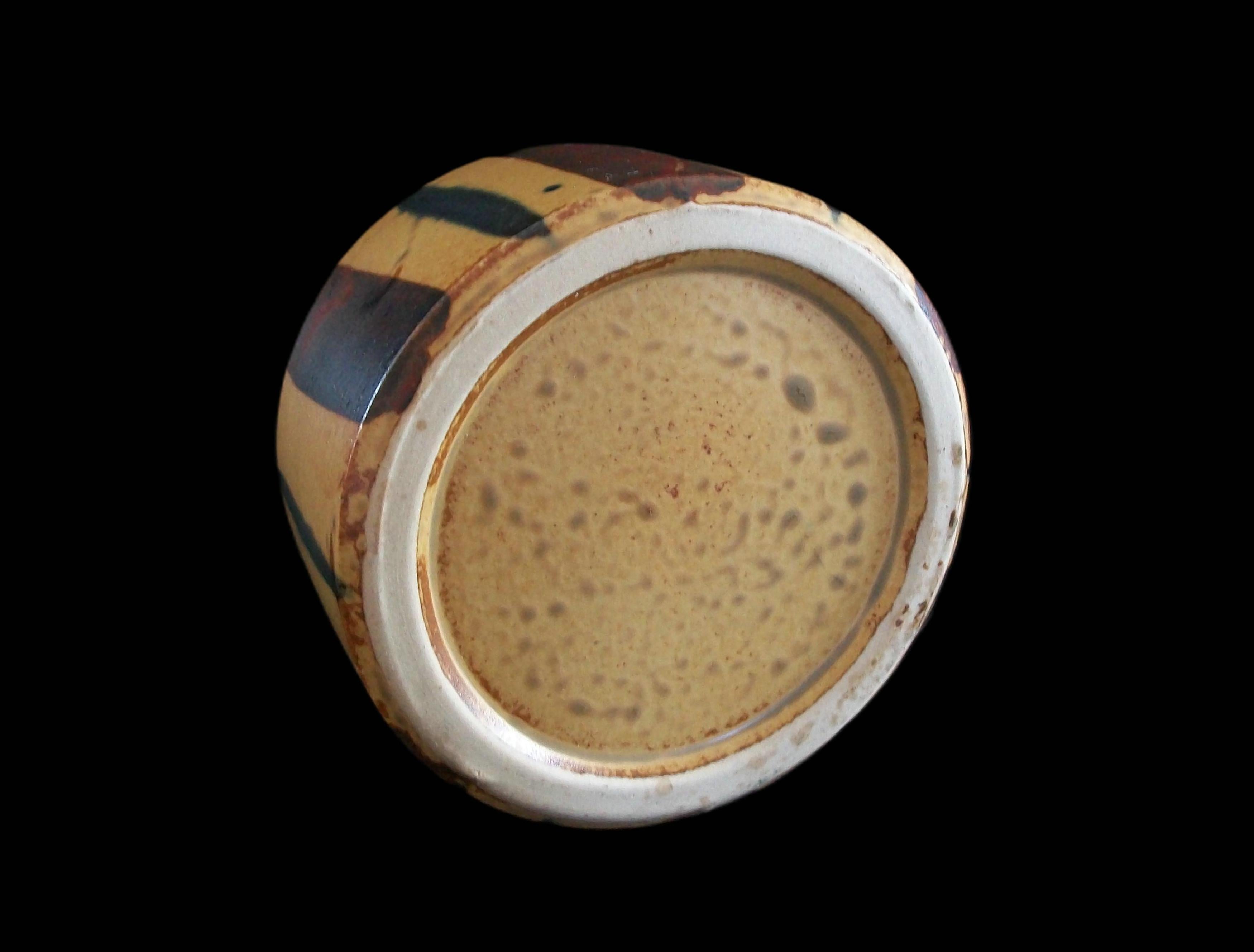 Vaso in ceramica smaltata di metà secolo con strisce dipinte - Giappone - Circa anni '50 in vendita 10