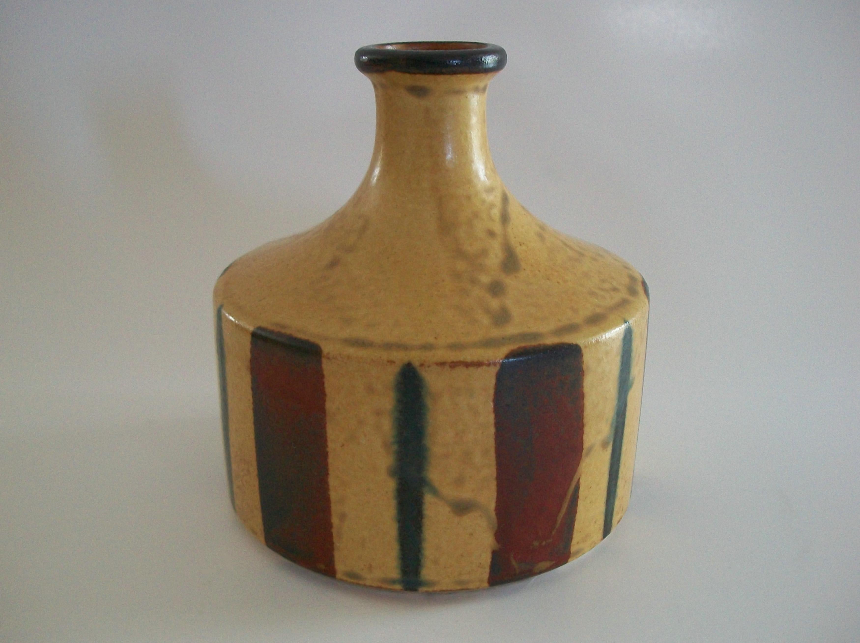Vaso in ceramica smaltata di metà secolo - dimensioni medie - forma modellata - strisce e bordo dipinti a mano - finitura opaca - non firmato - Giappone - anni '50 circa.

Condizioni vintage eccellenti/ottime - nessuna perdita - nessun danno -