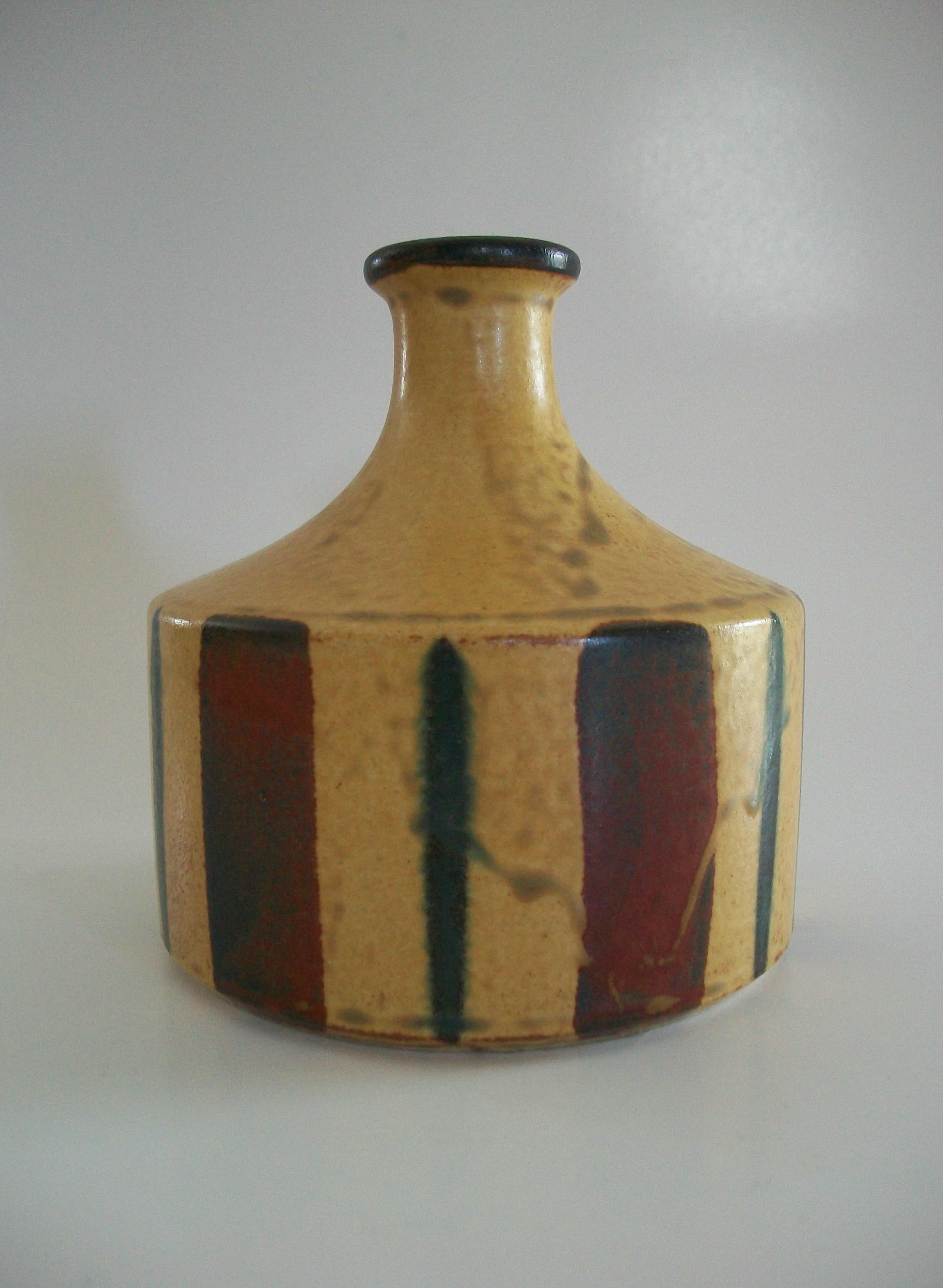 Mid-Century moderno Vaso in ceramica smaltata di metà secolo con strisce dipinte - Giappone - Circa anni '50 in vendita