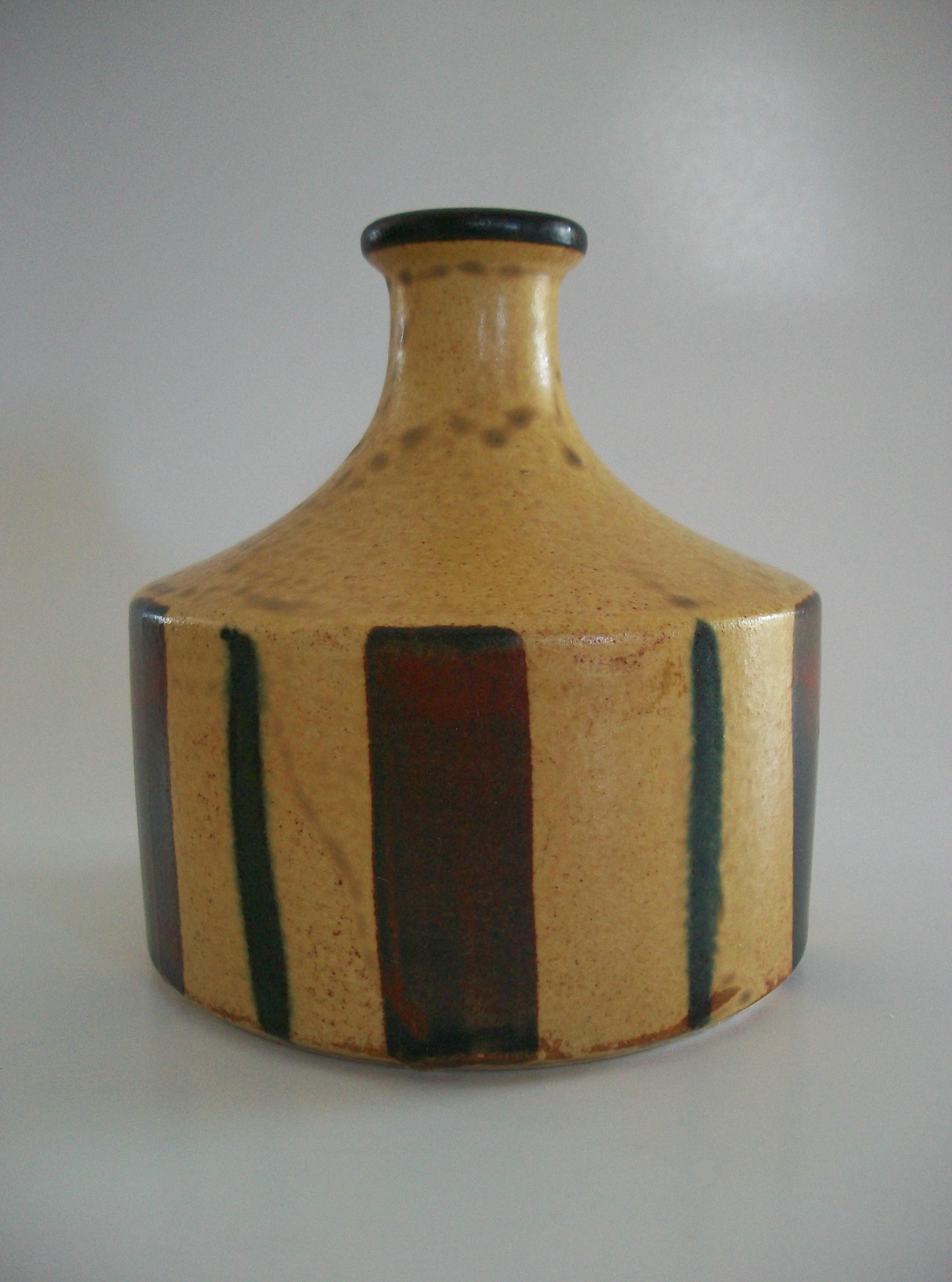Giapponese Vaso in ceramica smaltata di metà secolo con strisce dipinte - Giappone - Circa anni '50 in vendita