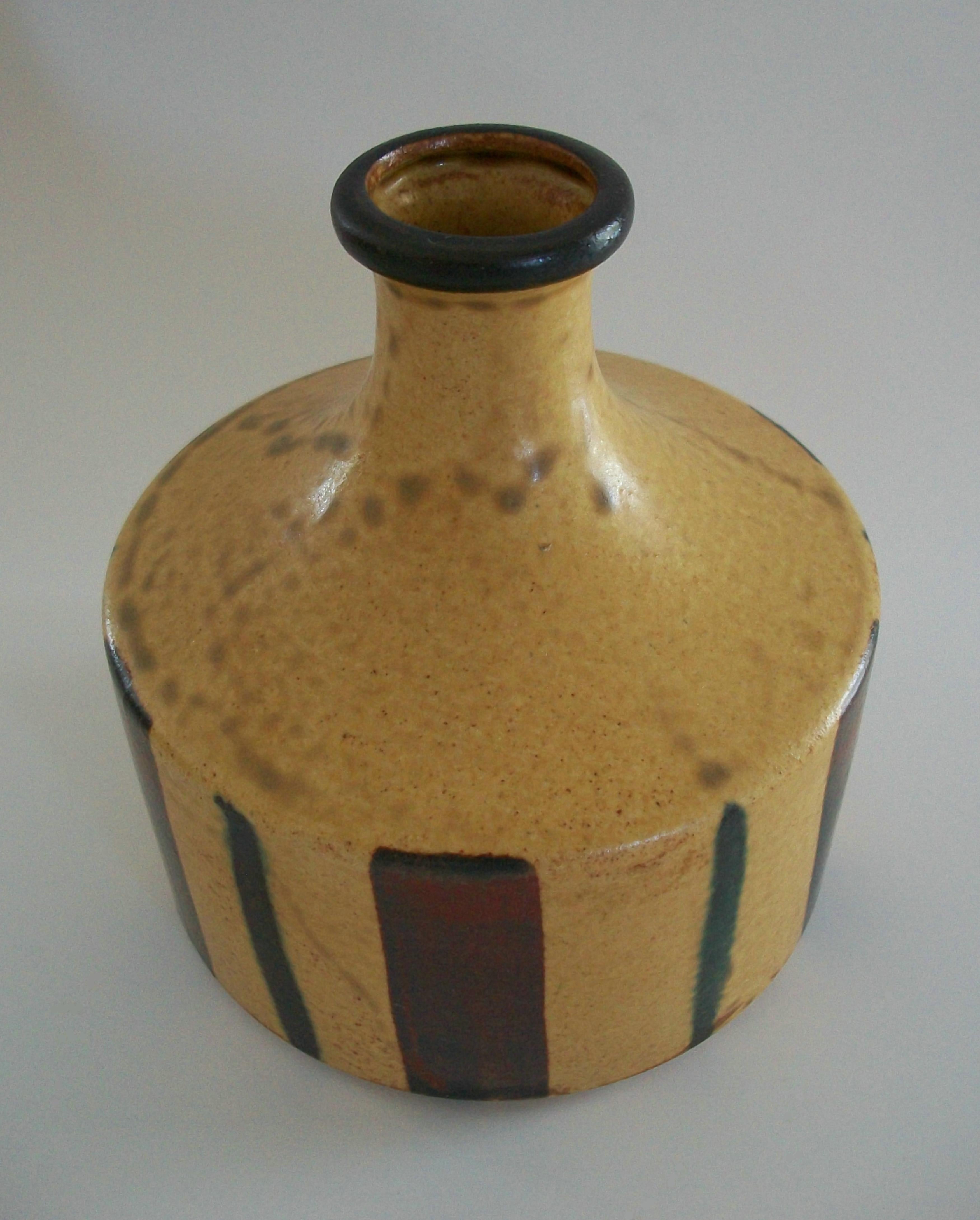 Smaltato Vaso in ceramica smaltata di metà secolo con strisce dipinte - Giappone - Circa anni '50 in vendita