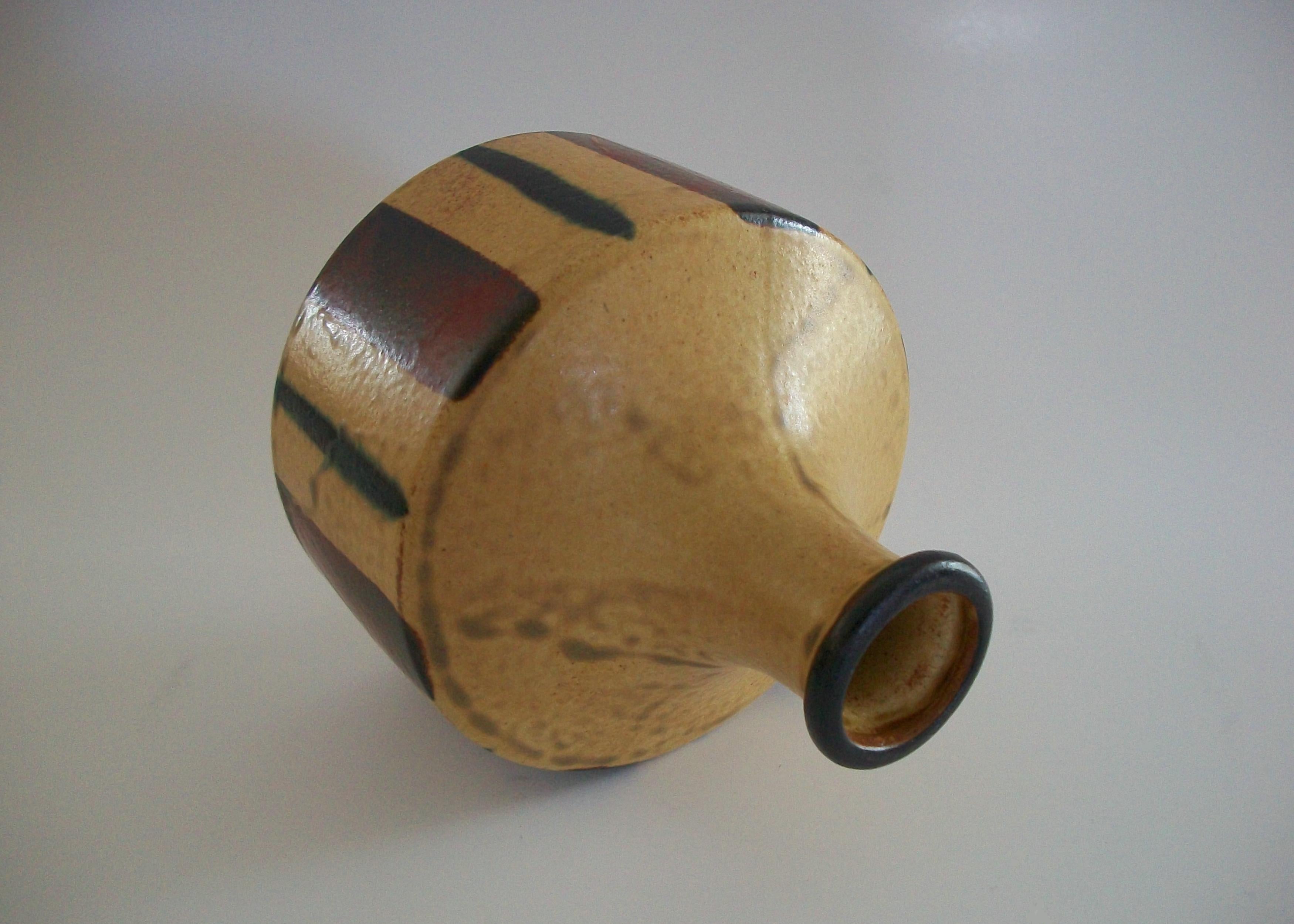 XX secolo Vaso in ceramica smaltata di metà secolo con strisce dipinte - Giappone - Circa anni '50 in vendita