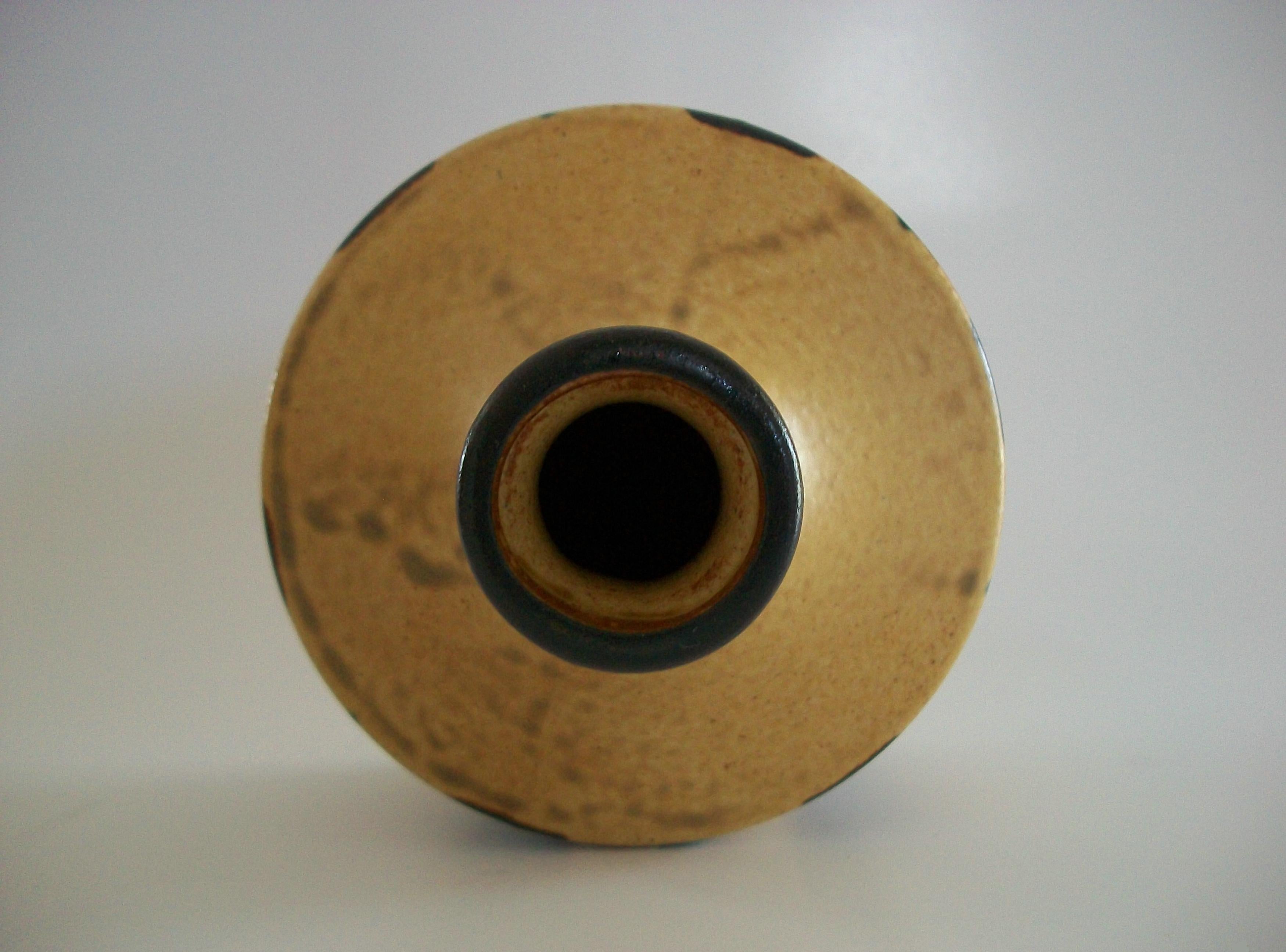 Vaso in ceramica smaltata di metà secolo con strisce dipinte - Giappone - Circa anni '50 in vendita 1