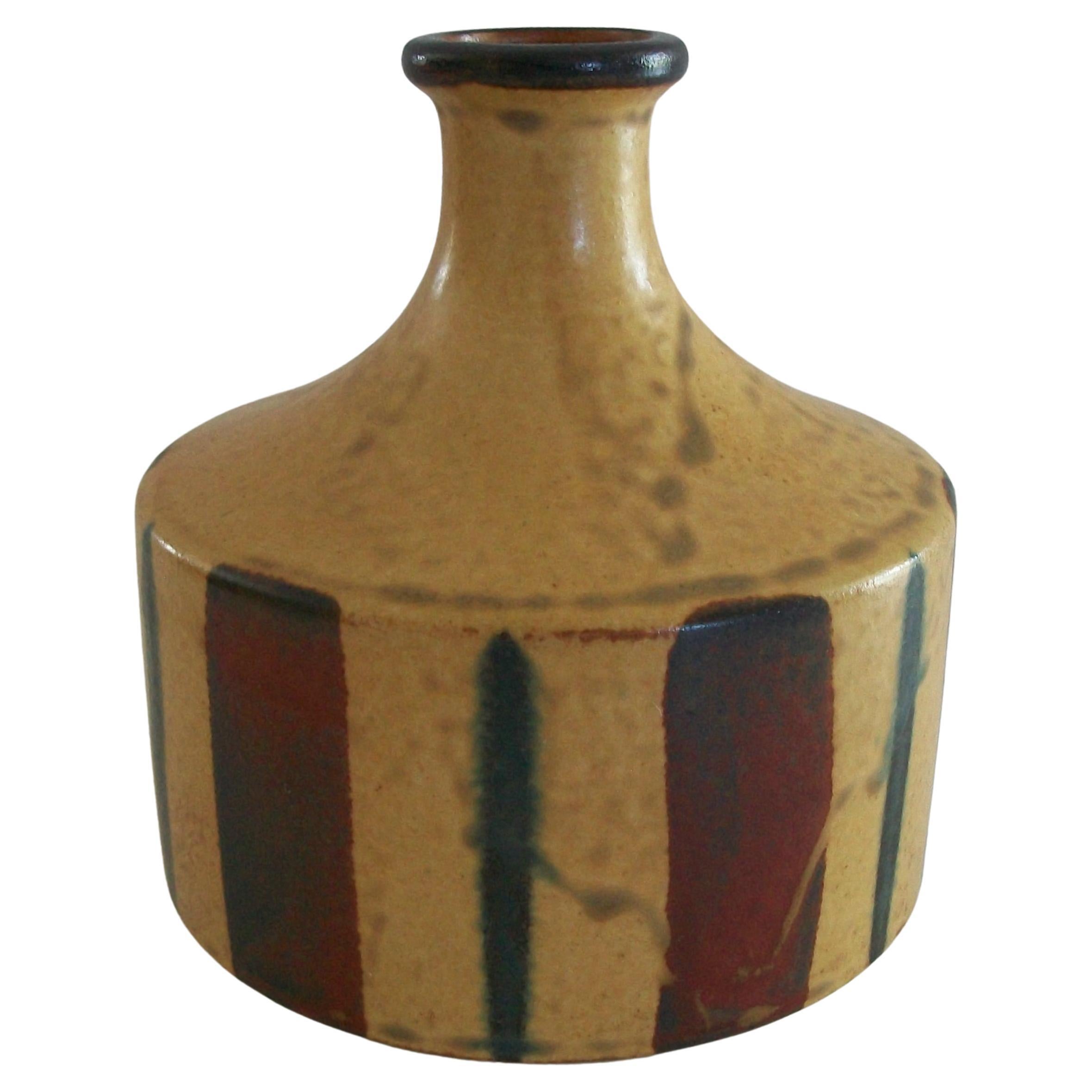 Vaso in ceramica smaltata di metà secolo con strisce dipinte - Giappone - Circa anni '50 in vendita
