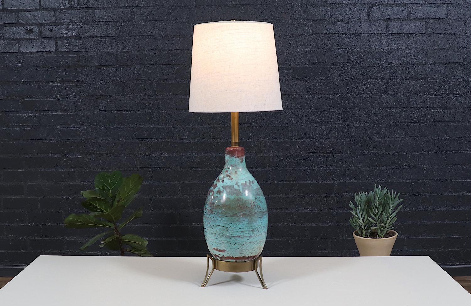 Esta llamativa lámpara de sobremesa Mid-Century Modern de Marbro Lamp Co. es una pieza que combina arte y funcionalidad. La lámpara presenta una base de cerámica esmaltada de bella textura, que exhibe un fascinante acabado craquelado en una