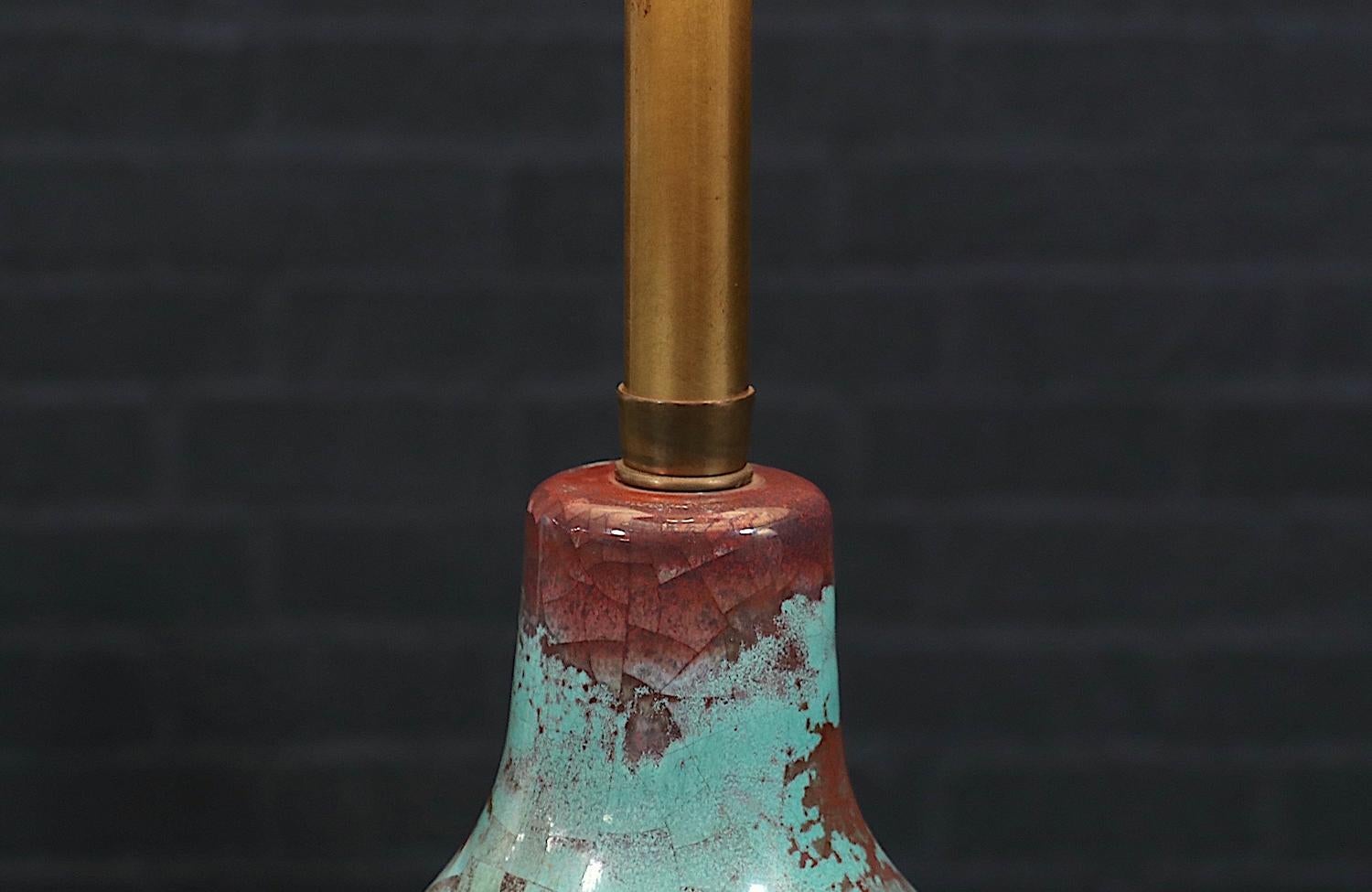 Lámpara de sobremesa de cerámica esmaltada de mediados de siglo con base trípode de latón by Marbro en Excelente estado para la venta en Los Angeles, CA
