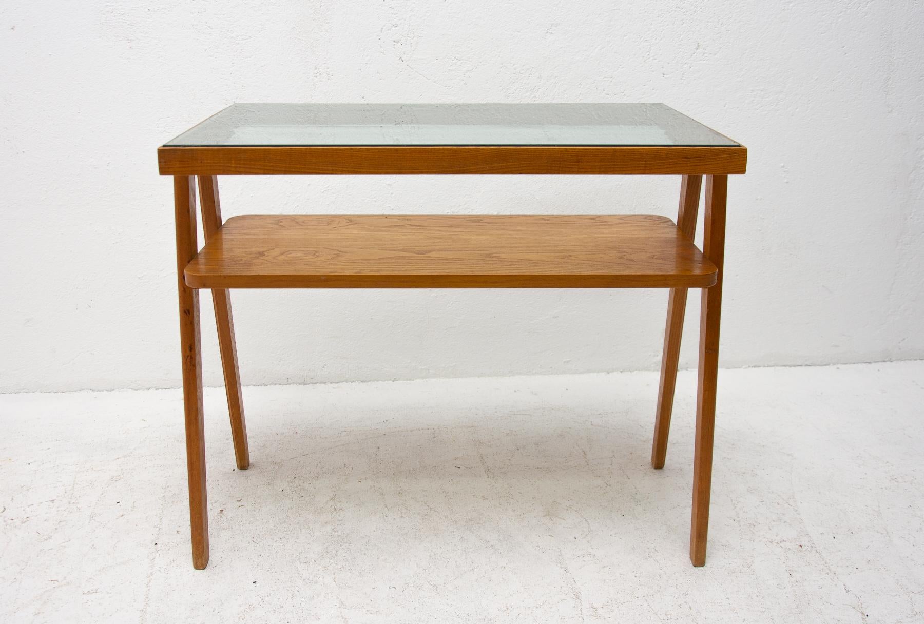 Midcentury color side or coffee table. The table is made of beechwood. At the top it has a glass plate and a wooden plate in the middle. It is in very good vintage condition. Cool retro piece.



 