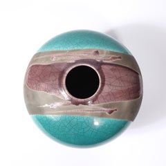 Mitte des Jahrhunderts glasiert grau & violett texturierte Keramikvase signiert Tony Evans