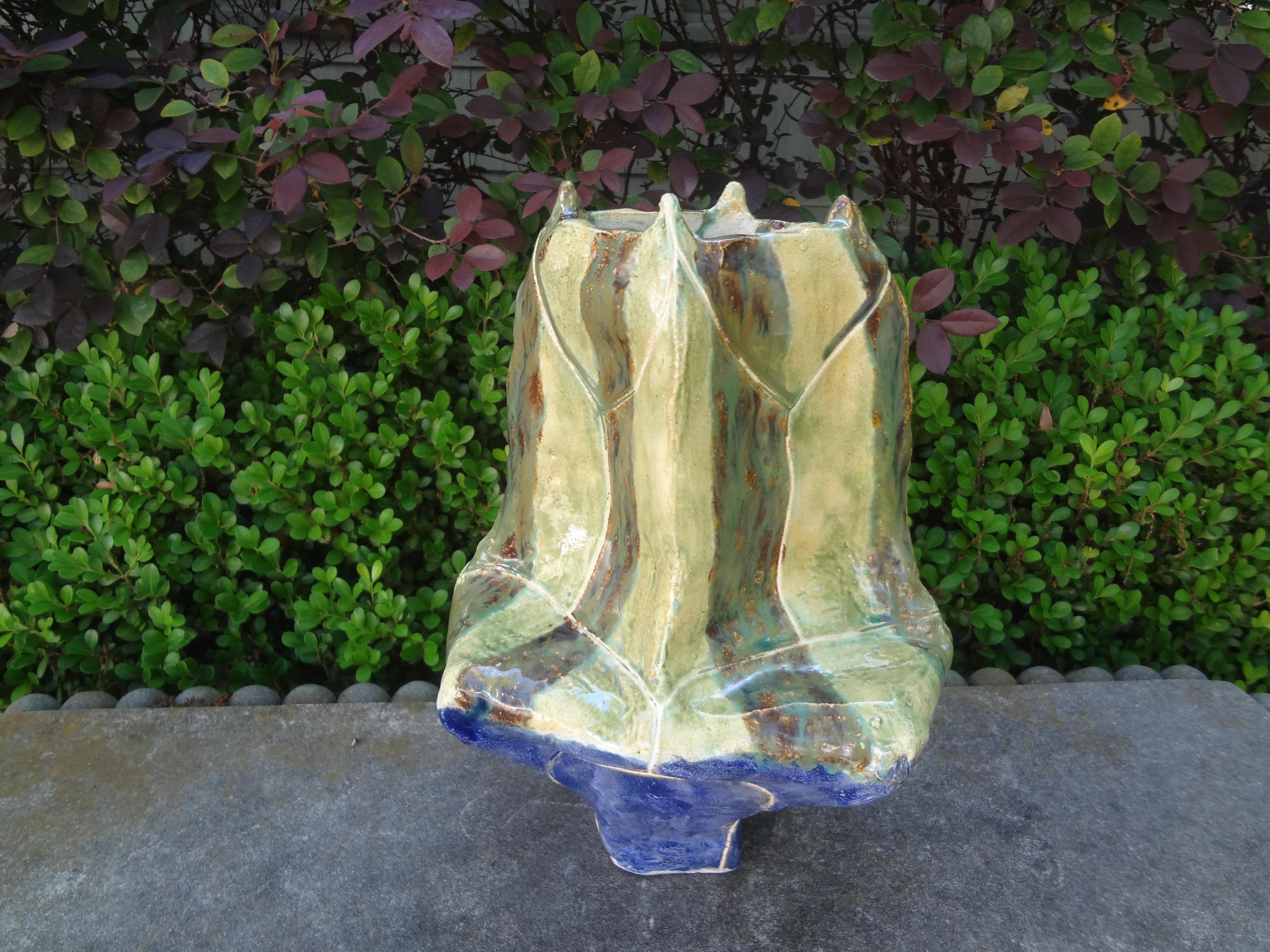 Vase en poterie Studio glacé du milieu du siècle.
Ce vase de Studio Pottery à la glaçure vintage est une combinaison fantastique de verts et de bleus chartreuse. Idéal comme vase isolé ou groupé avec d'autres vases et objets en poterie. Parfait