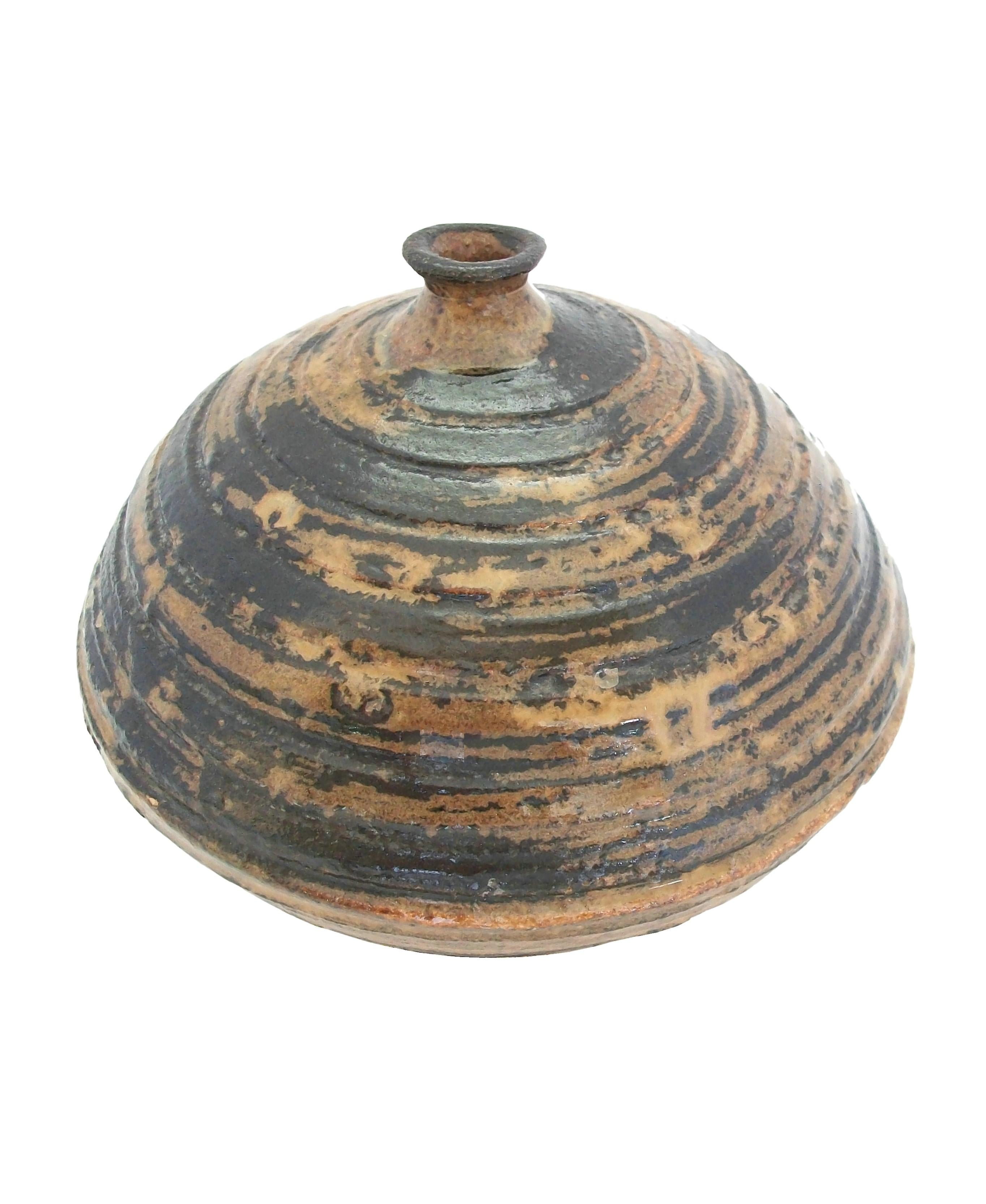 Vaso in studio Pottery della metà del secolo scorso - forma bulbosa con bocca piccola e labbro svasato - realizzato a mano o al tornio - smalto marrone e caramello - nessuna firma apparente - Canada - anni '70 circa.

Eccellenti condizioni vintage