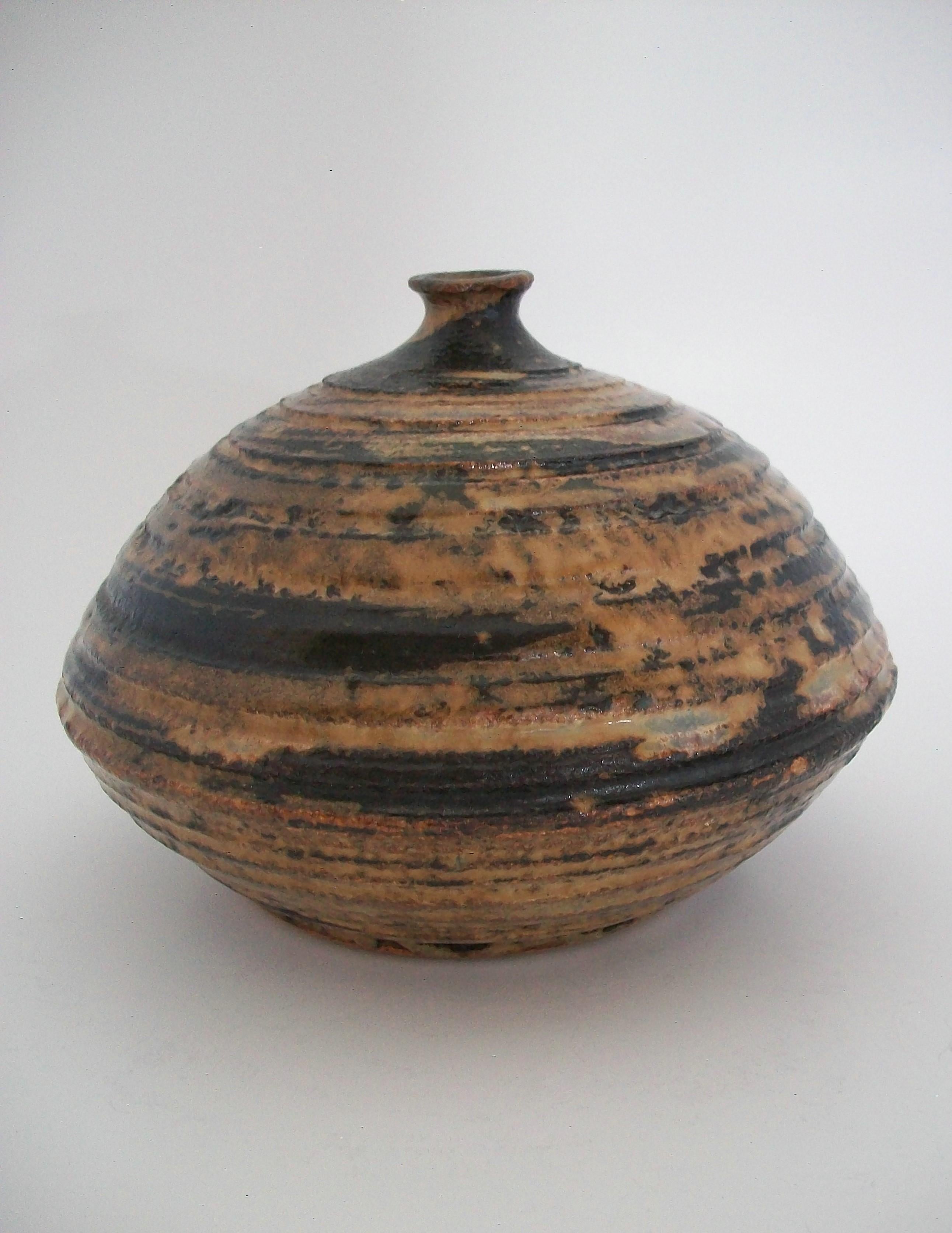 Canadese Vaso Studio Pottery smaltato della metà del secolo scorso - Non firmato - Canada - Circa anni '70 in vendita
