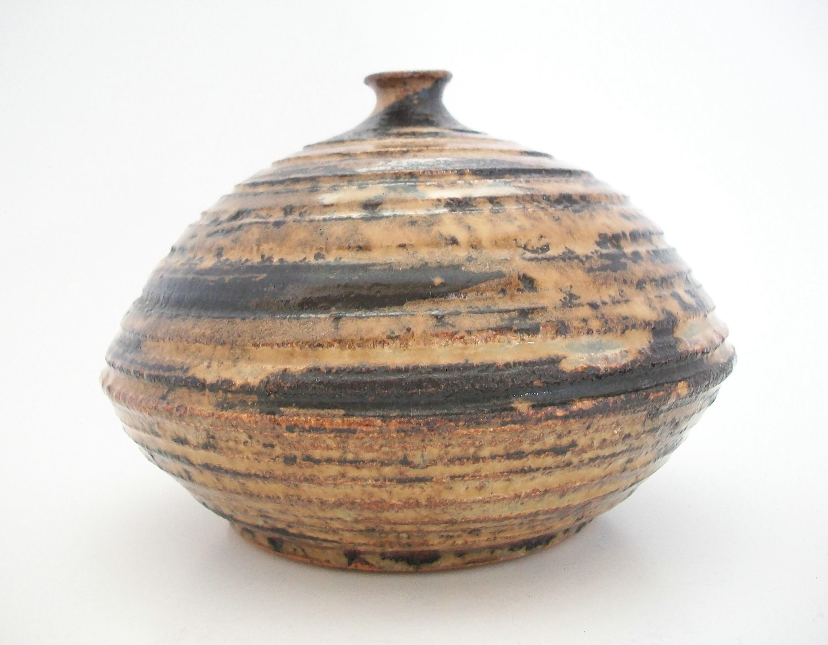 Vernissé Vase en poterie d'atelier émaillée du milieu du siècle dernier - Non signé - Canada - vers 1970 en vente