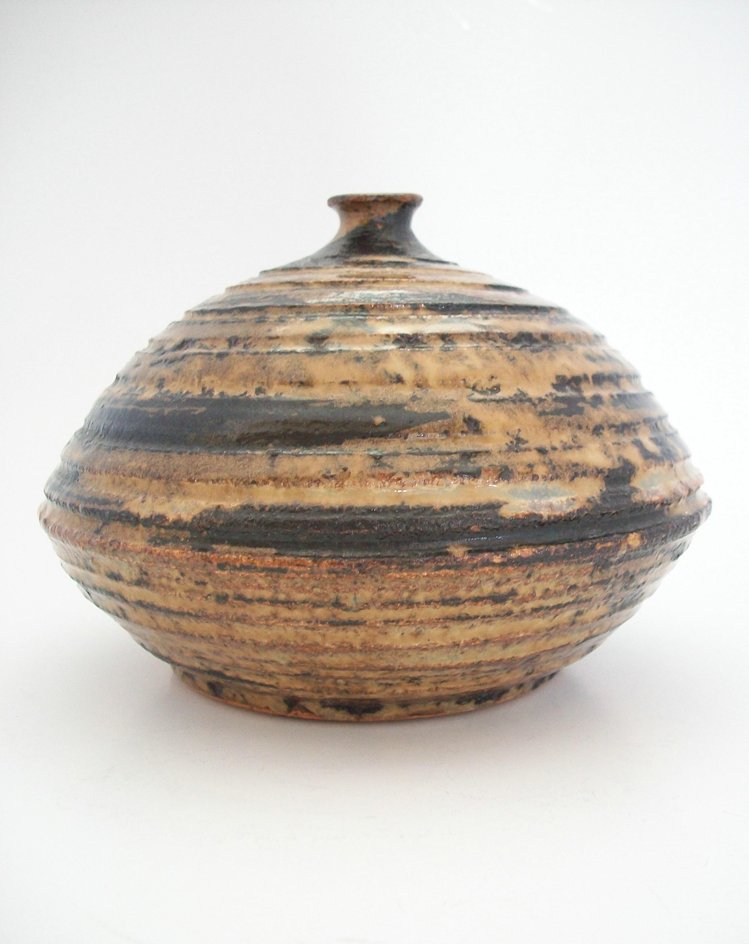 Vase en poterie d'atelier émaillée du milieu du siècle dernier - Non signé - Canada - vers 1970 Bon état - En vente à Chatham, ON