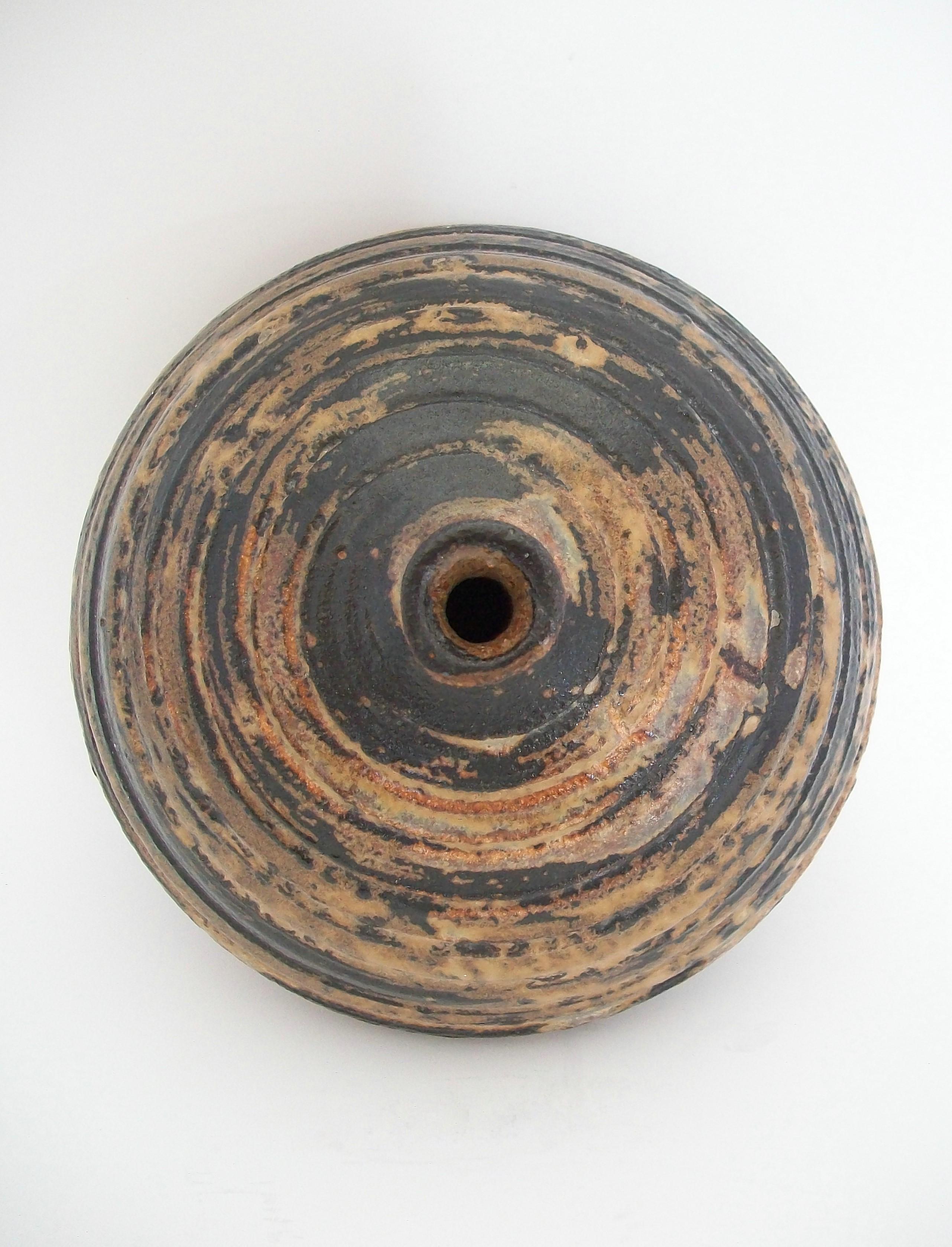 20ième siècle Vase en poterie d'atelier émaillée du milieu du siècle dernier - Non signé - Canada - vers 1970 en vente