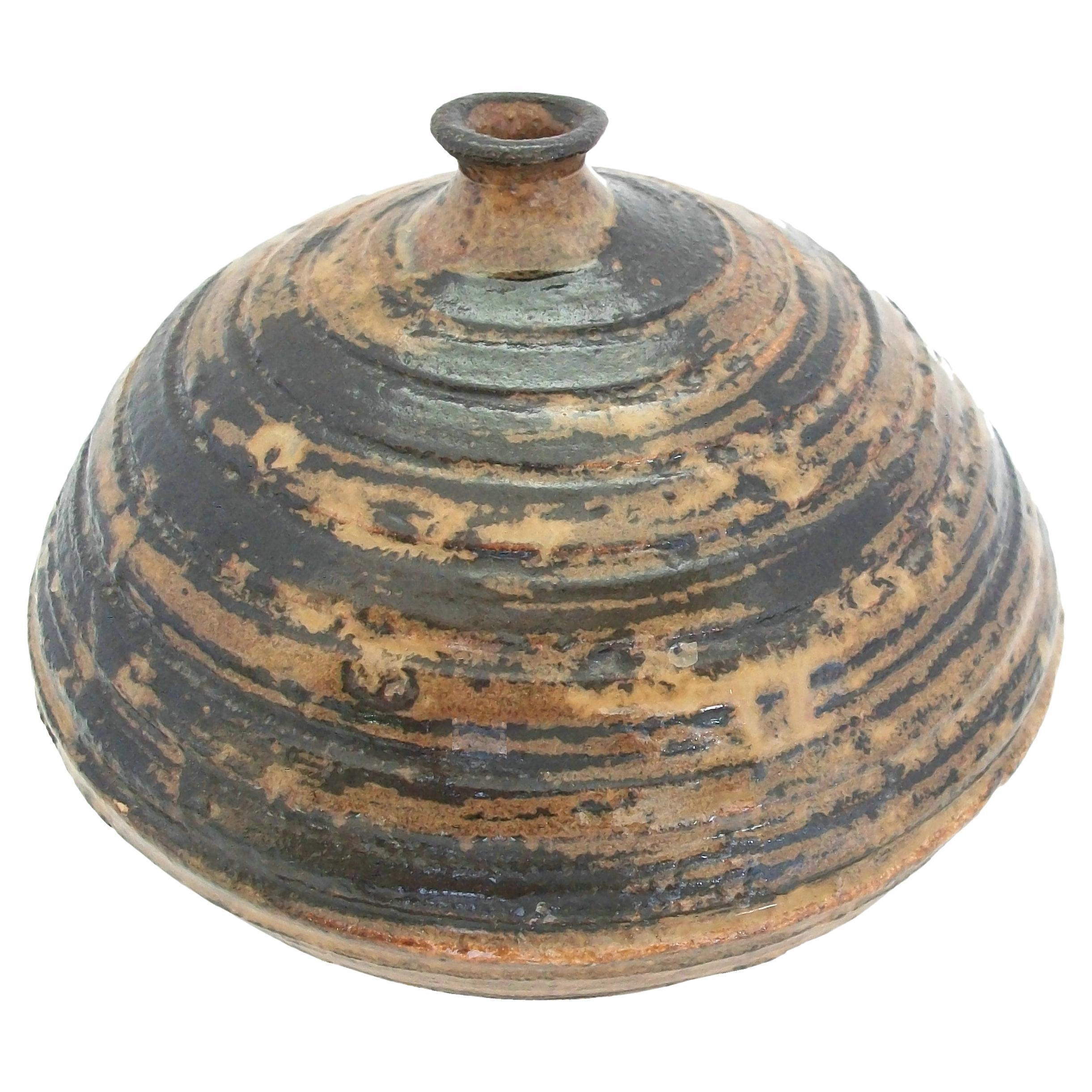 Vase en poterie d'atelier émaillée du milieu du siècle dernier - Non signé - Canada - vers 1970 en vente