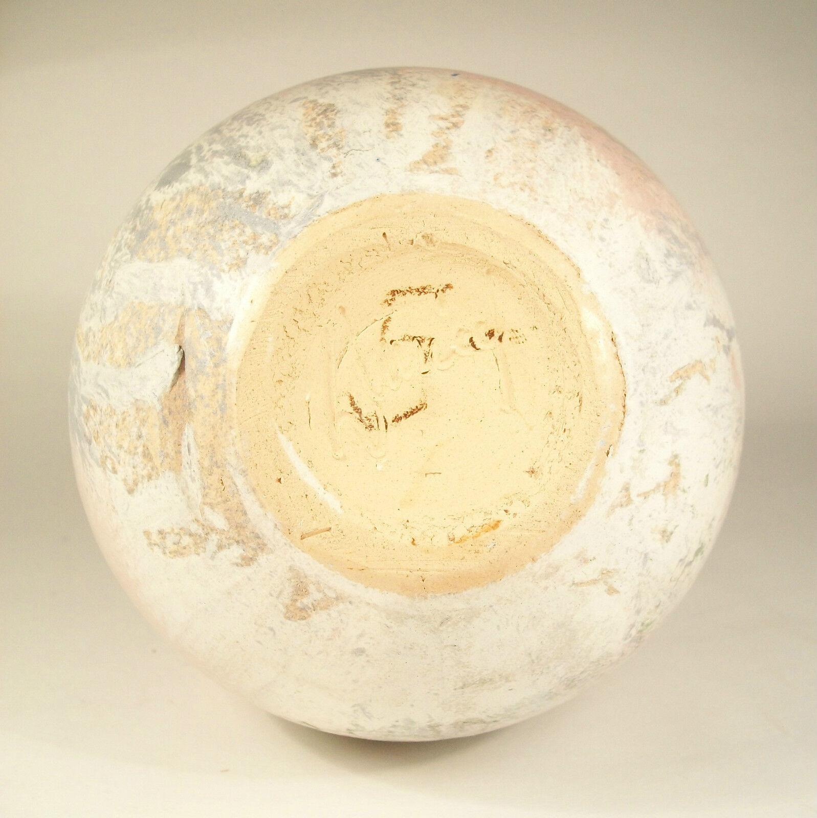 Céramique Vase du milieu du siècle en Studio Pottery émaillé et texturé - Signé - Circa 1970's en vente