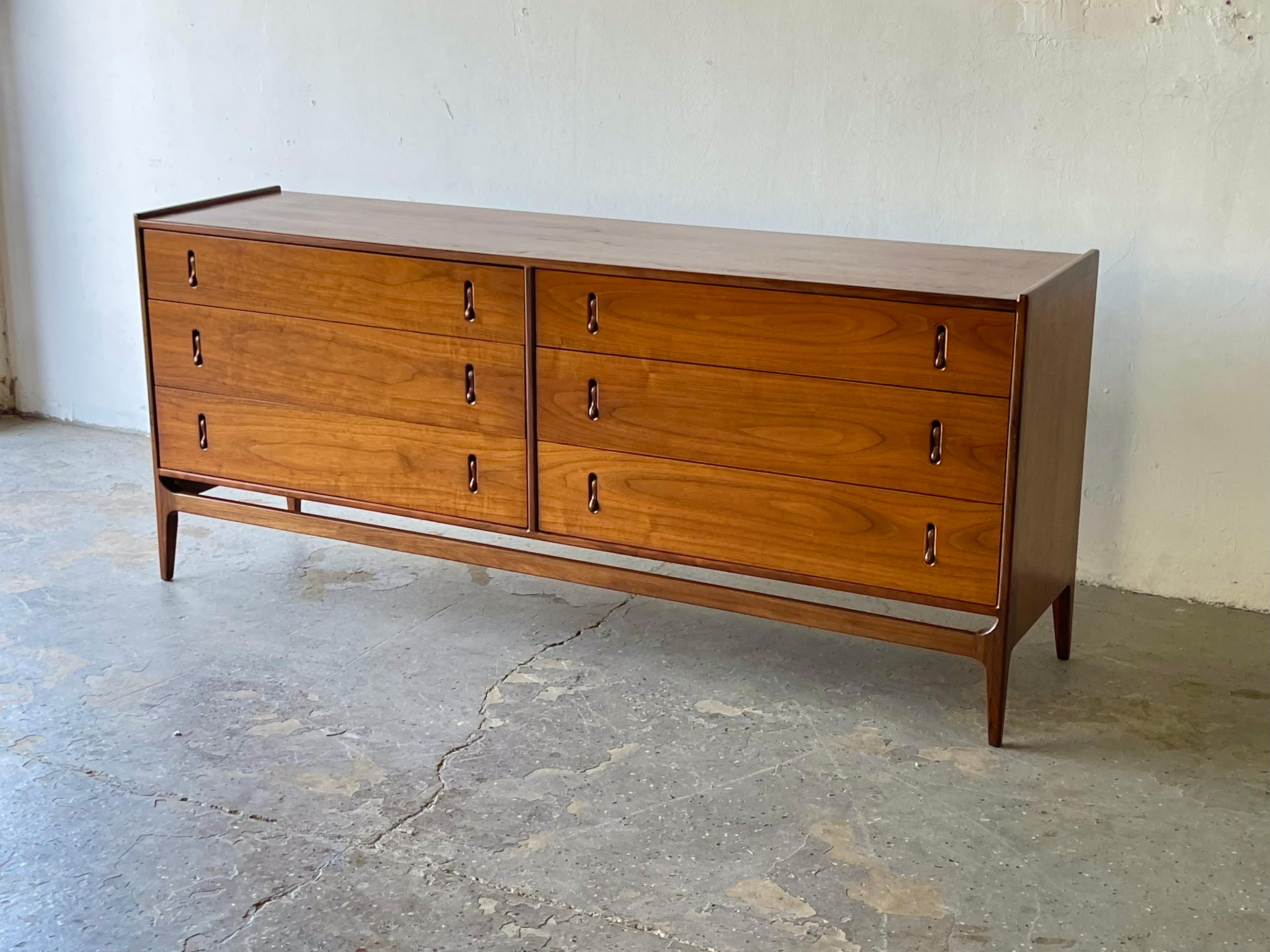 Richard Thompson for Glenn of California 6 Drawer Rosewood Dresser

This spacious Mid-Century Modern dresser designed by Richard Thompson for Glenn of California is truly unique. It is constructed in rosewood and walnut by one of the foremost
