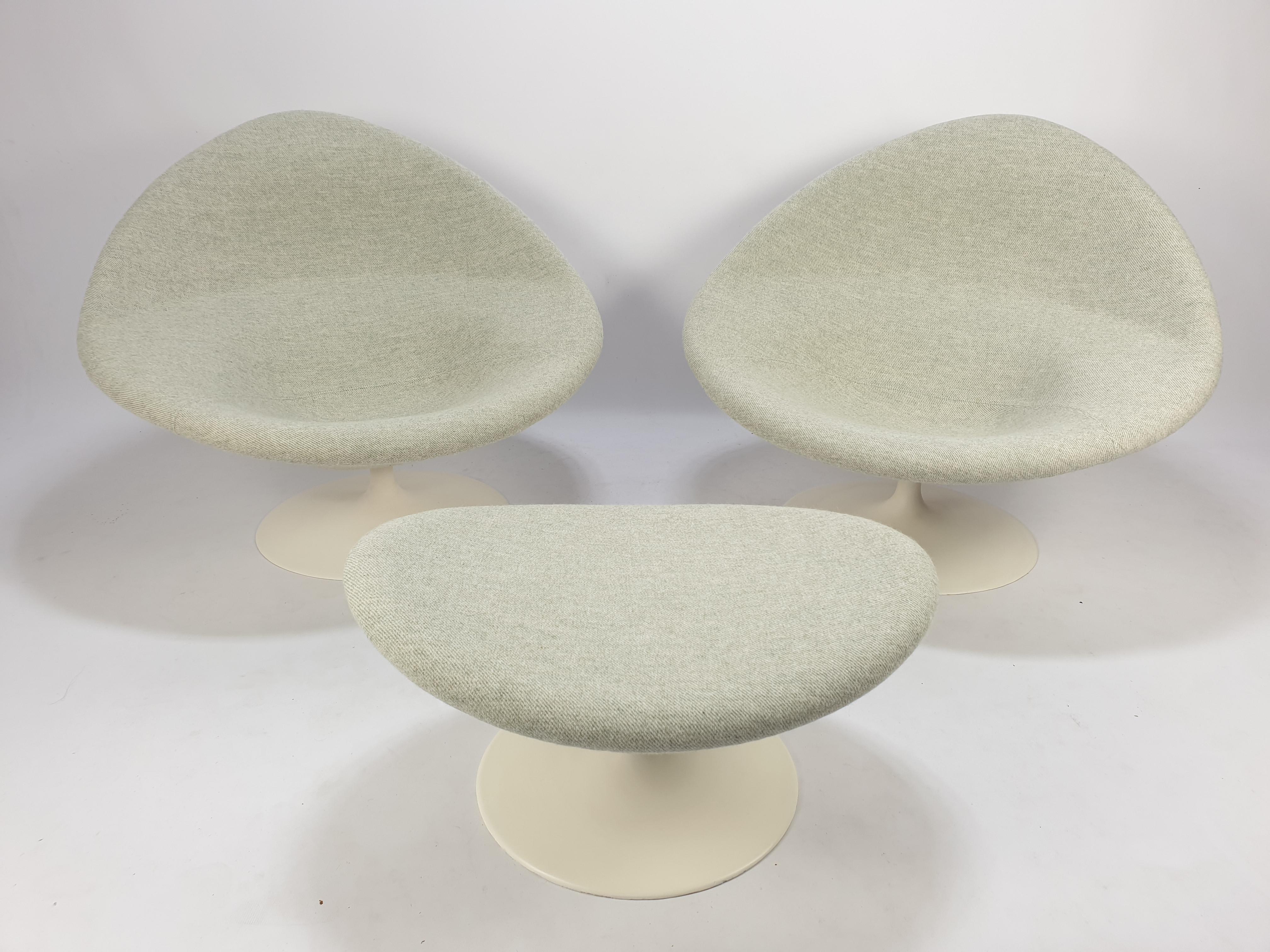 Stunning set with two Globe chairs with a ottoman. 
Designed in the 60's by Pierre Paulin for Artifort. 

This is a rare and original set from the early 60's with fiberglas feet. 

Very comfortable seat and lovely round shapes perfect made for