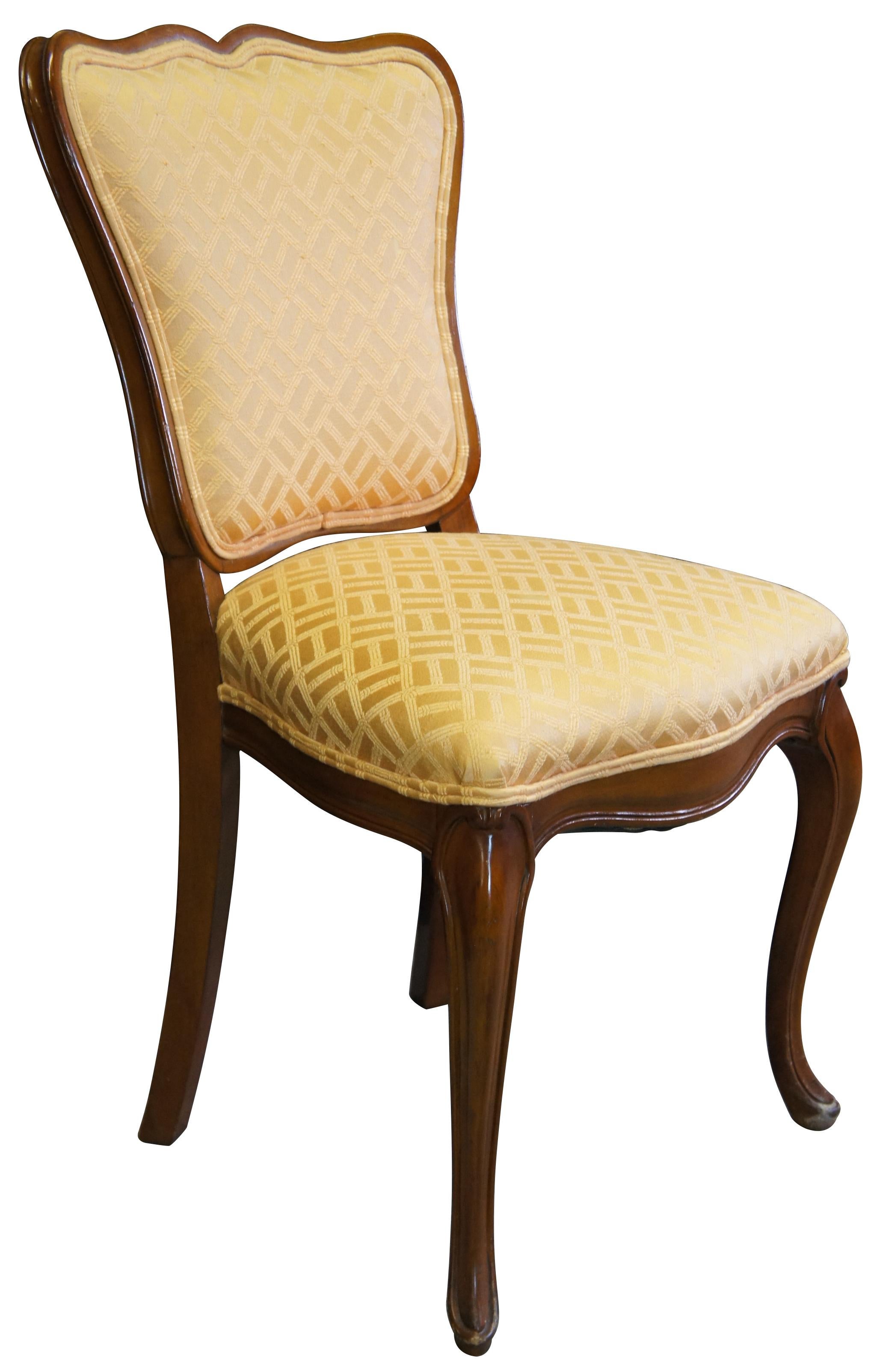 1950er Globe Möbel Kolonie Gericht Akzent Stuhl. Französisch inspiriert mit Nussbaum-Finish. Mit schlangenförmiger Kammschiene, goldenem Stoff im Bambusdesign und Cabriole-Beinen. Globe Furniture wurde 1906 eröffnet und hatte seinen Sitz in