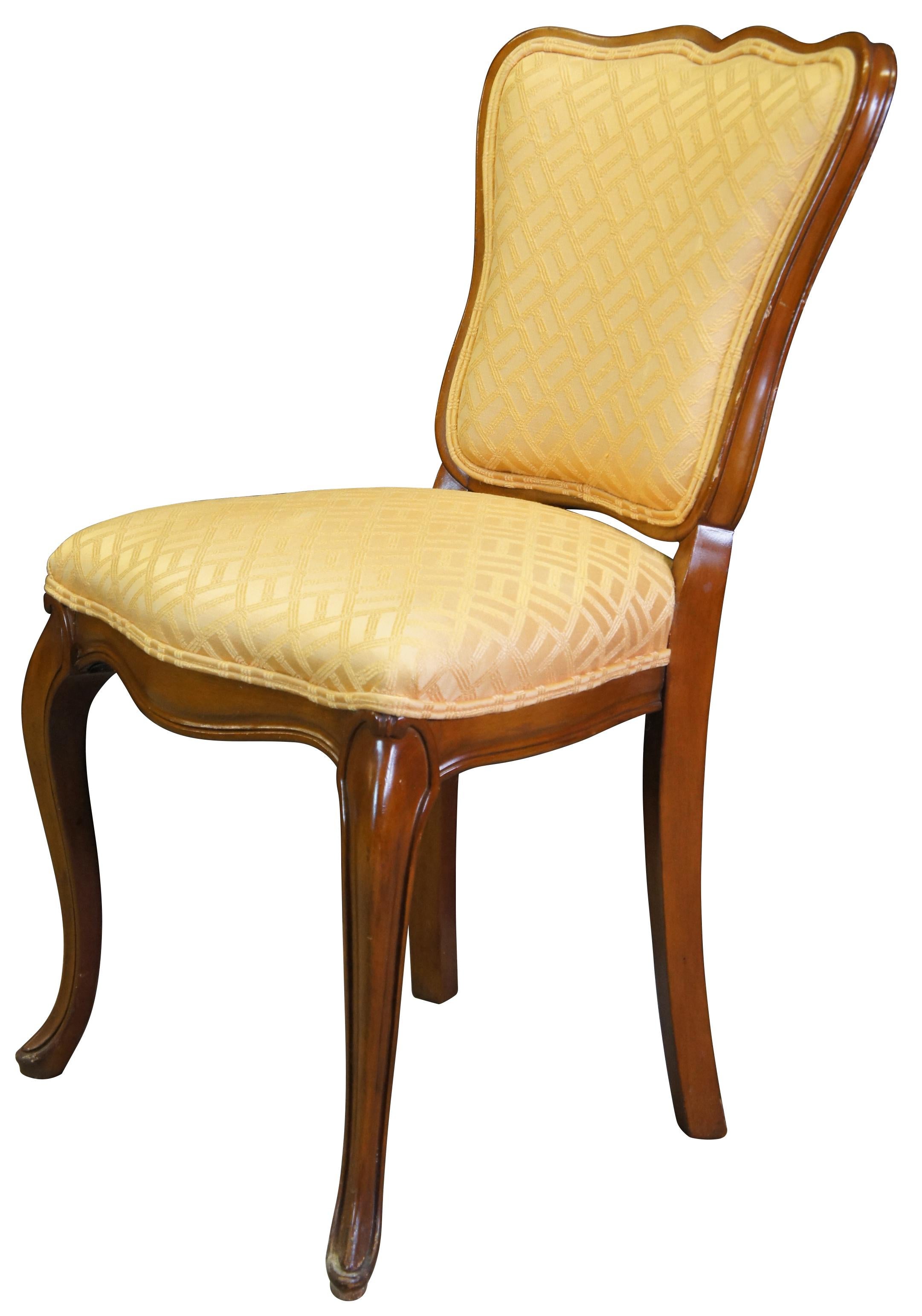 Provincial français Chaise d'appoint ou de coiffeuse française Globe Furniture Colony Court du milieu du siècle dernier en vente